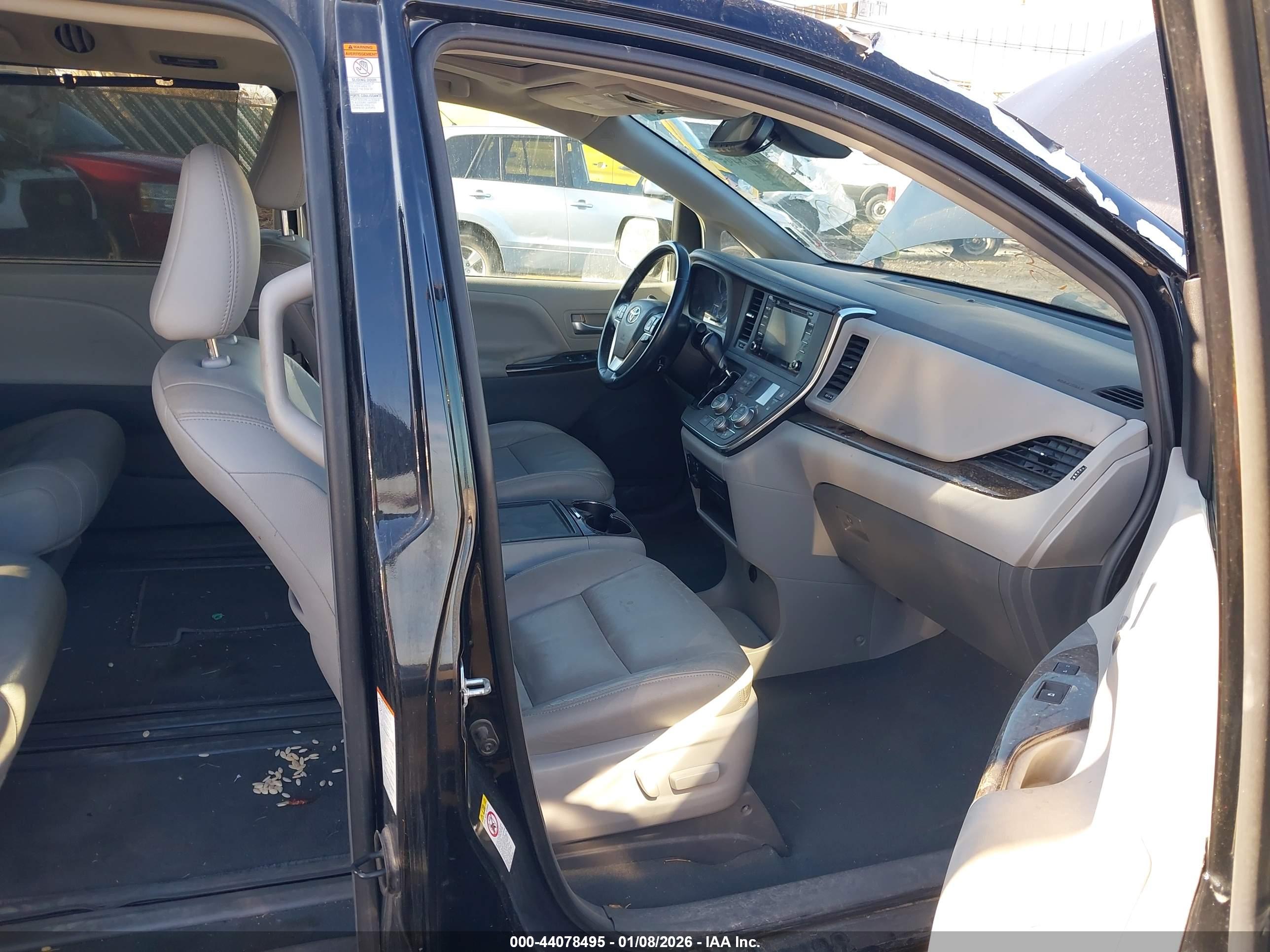 TOYOTA SIENNA image 5