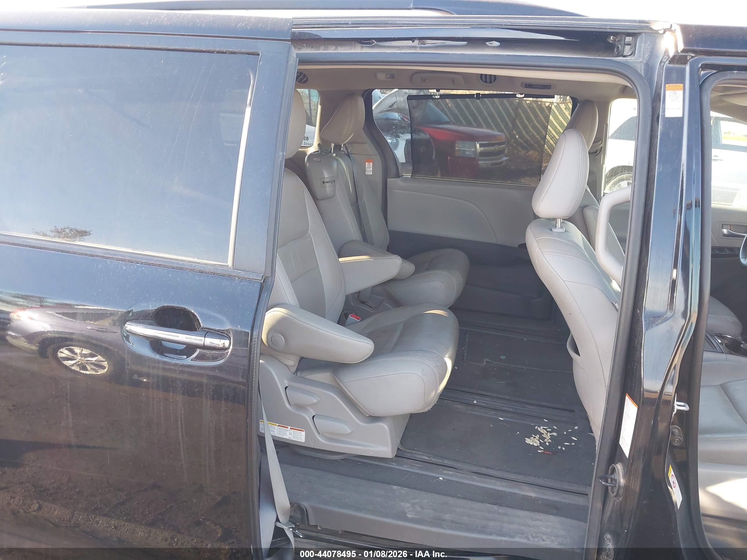 TOYOTA SIENNA image 8