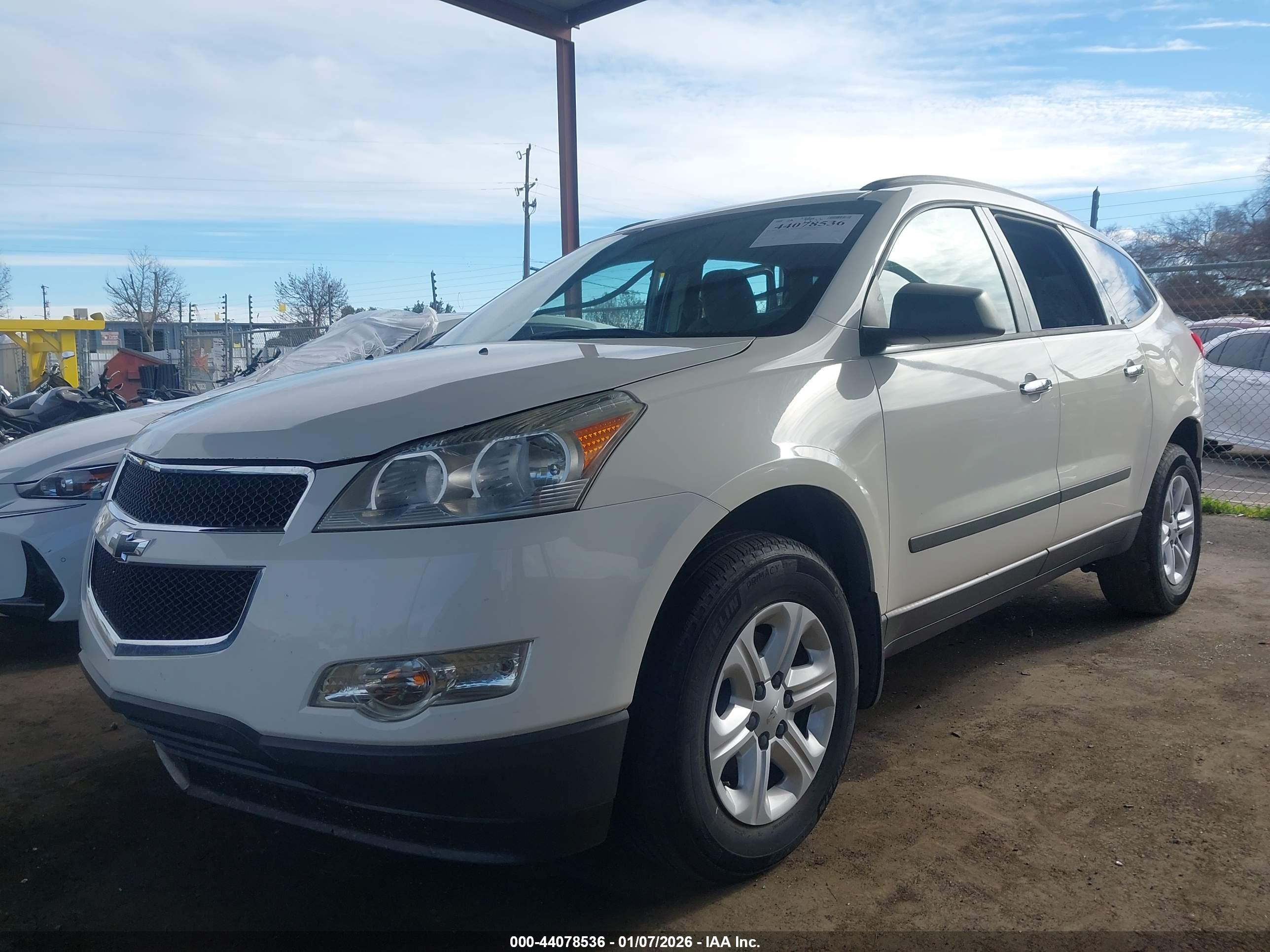 CHEVROLET TRAVERSE image 2