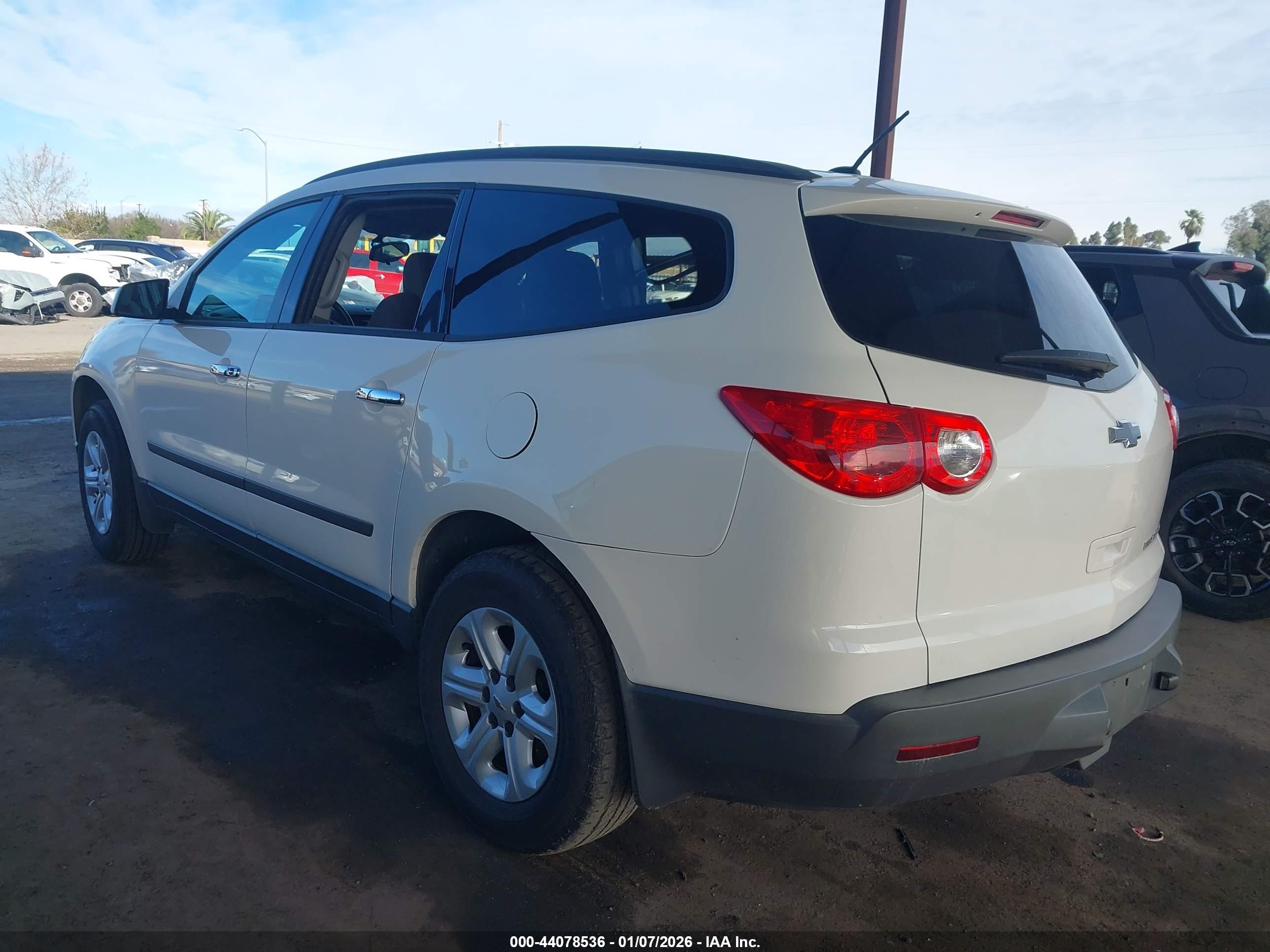 CHEVROLET TRAVERSE image 3