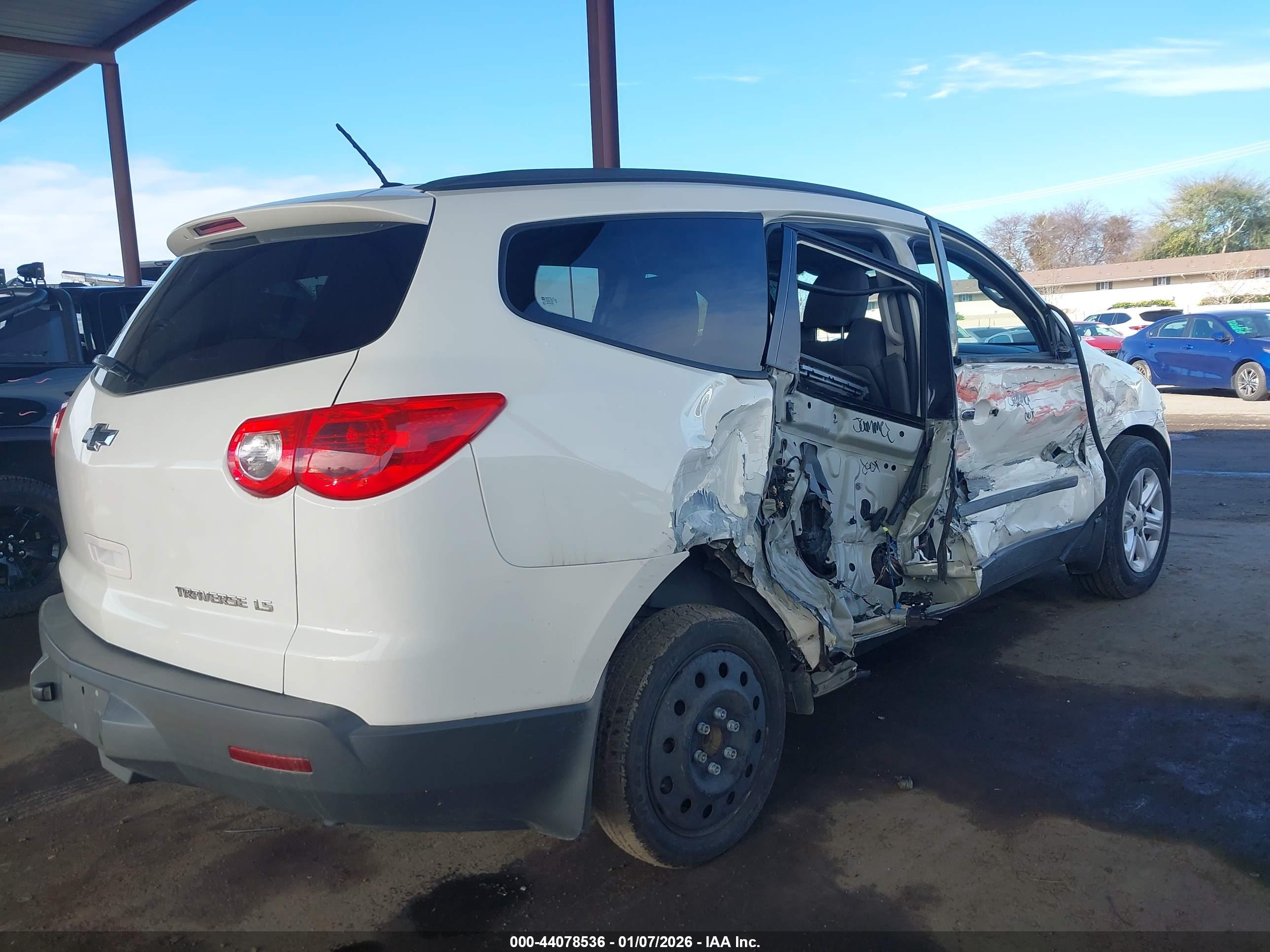 CHEVROLET TRAVERSE image 4