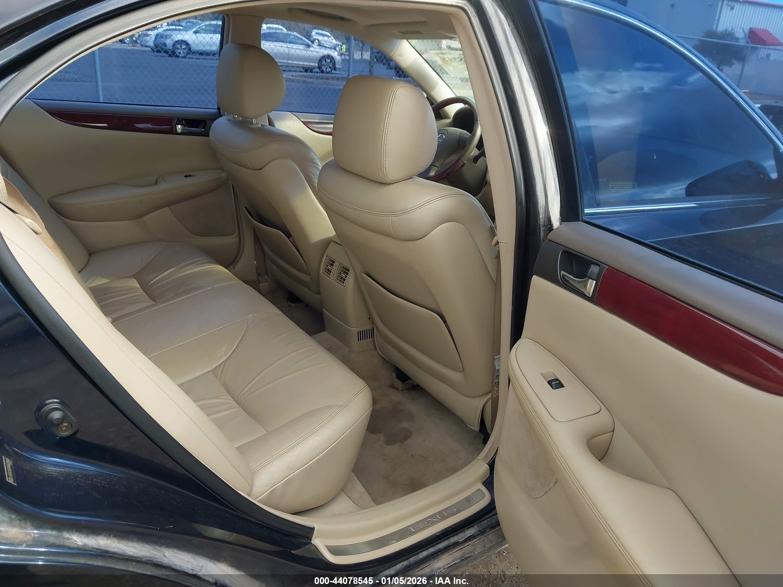 LEXUS ES image 8