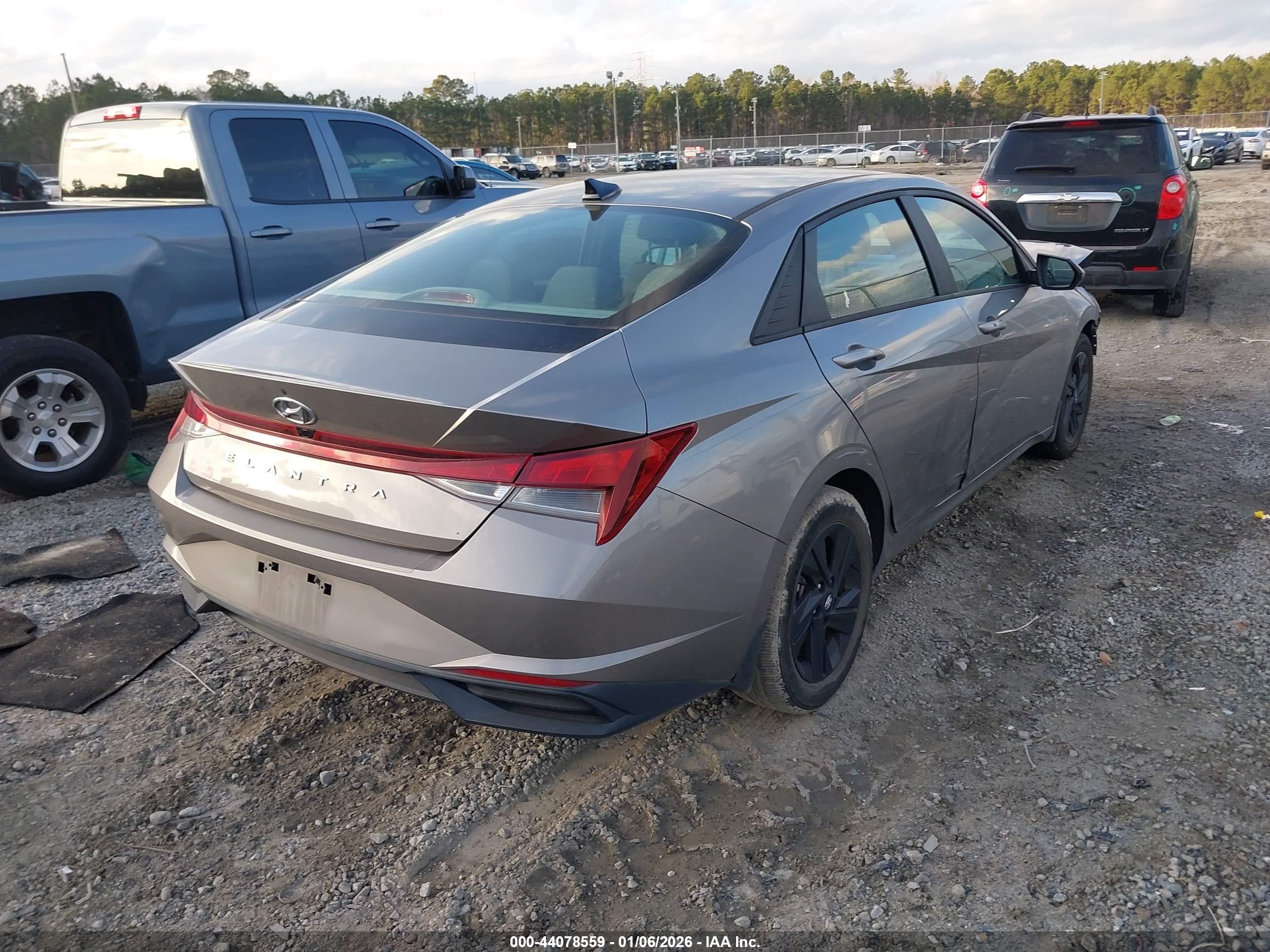 HYUNDAI ELANTRA image 4