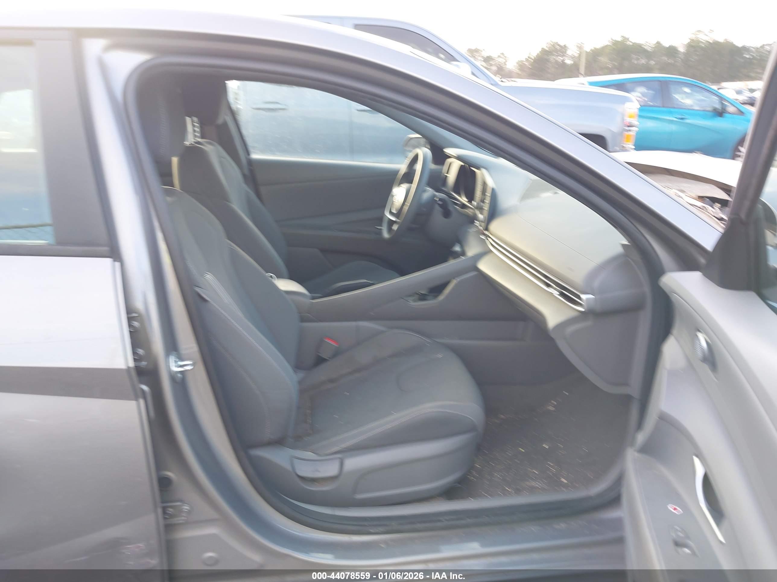 HYUNDAI ELANTRA image 5