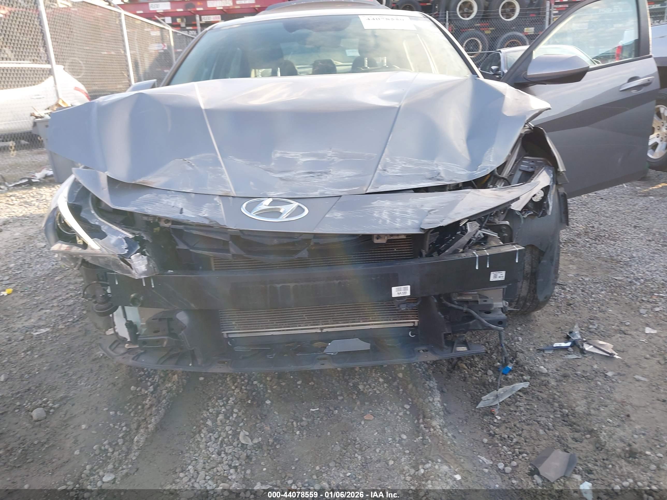 HYUNDAI ELANTRA image 6