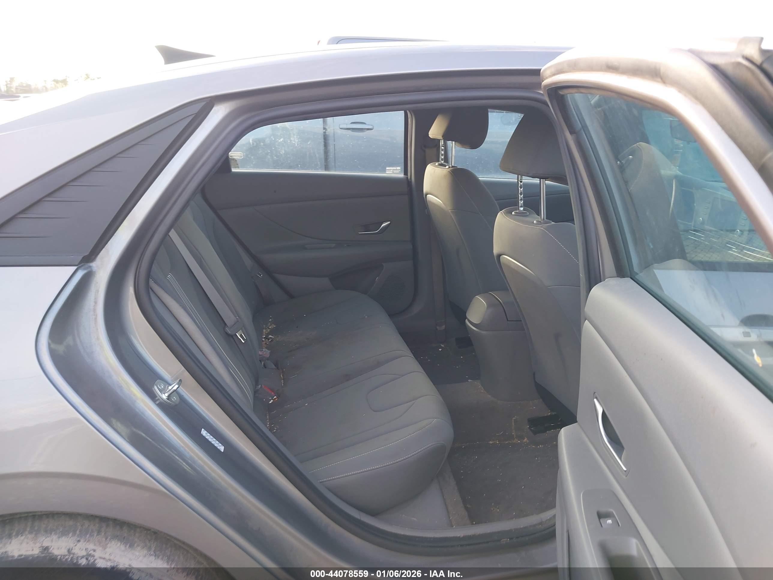 HYUNDAI ELANTRA image 8