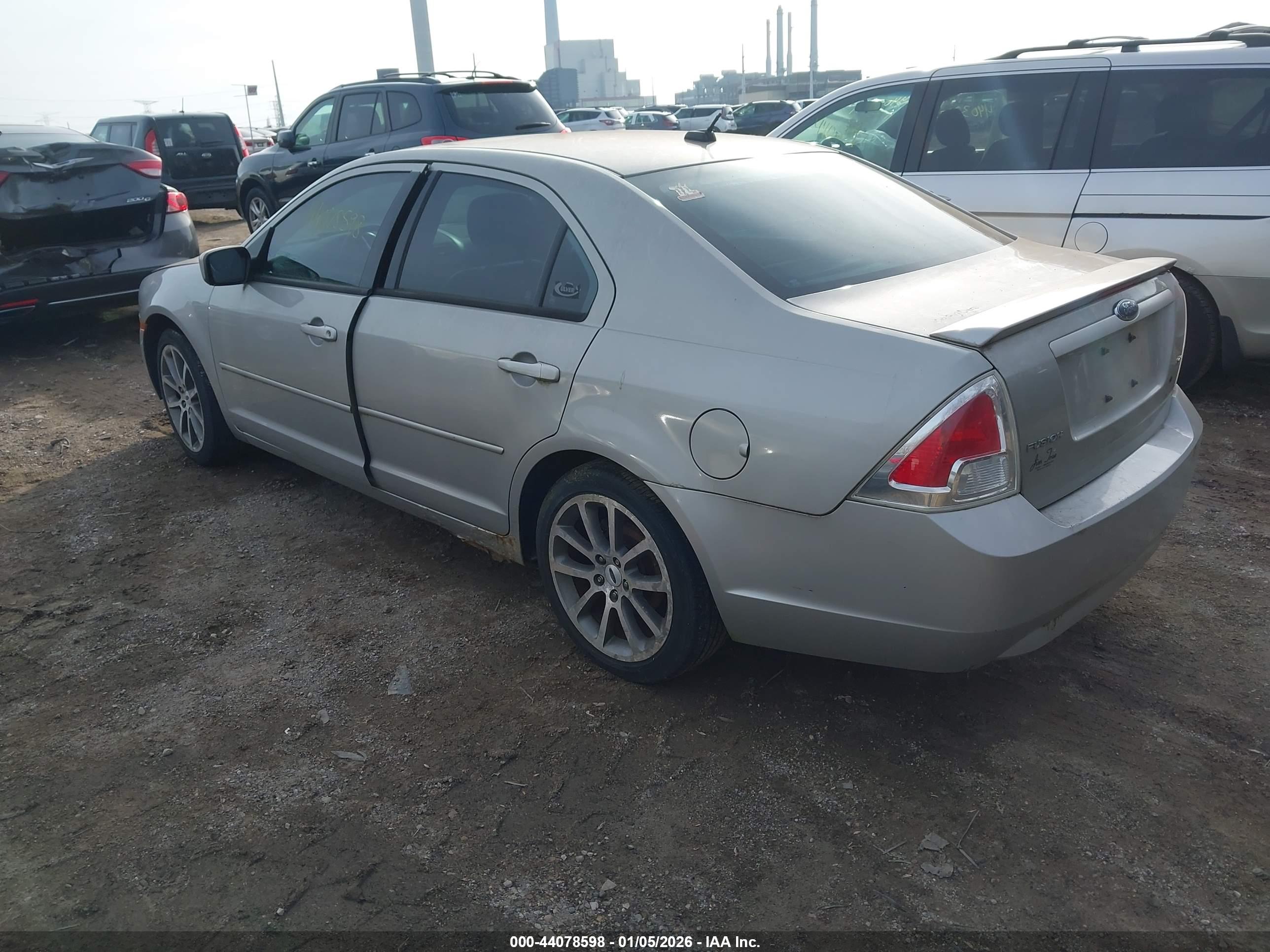 FORD FUSION image 3