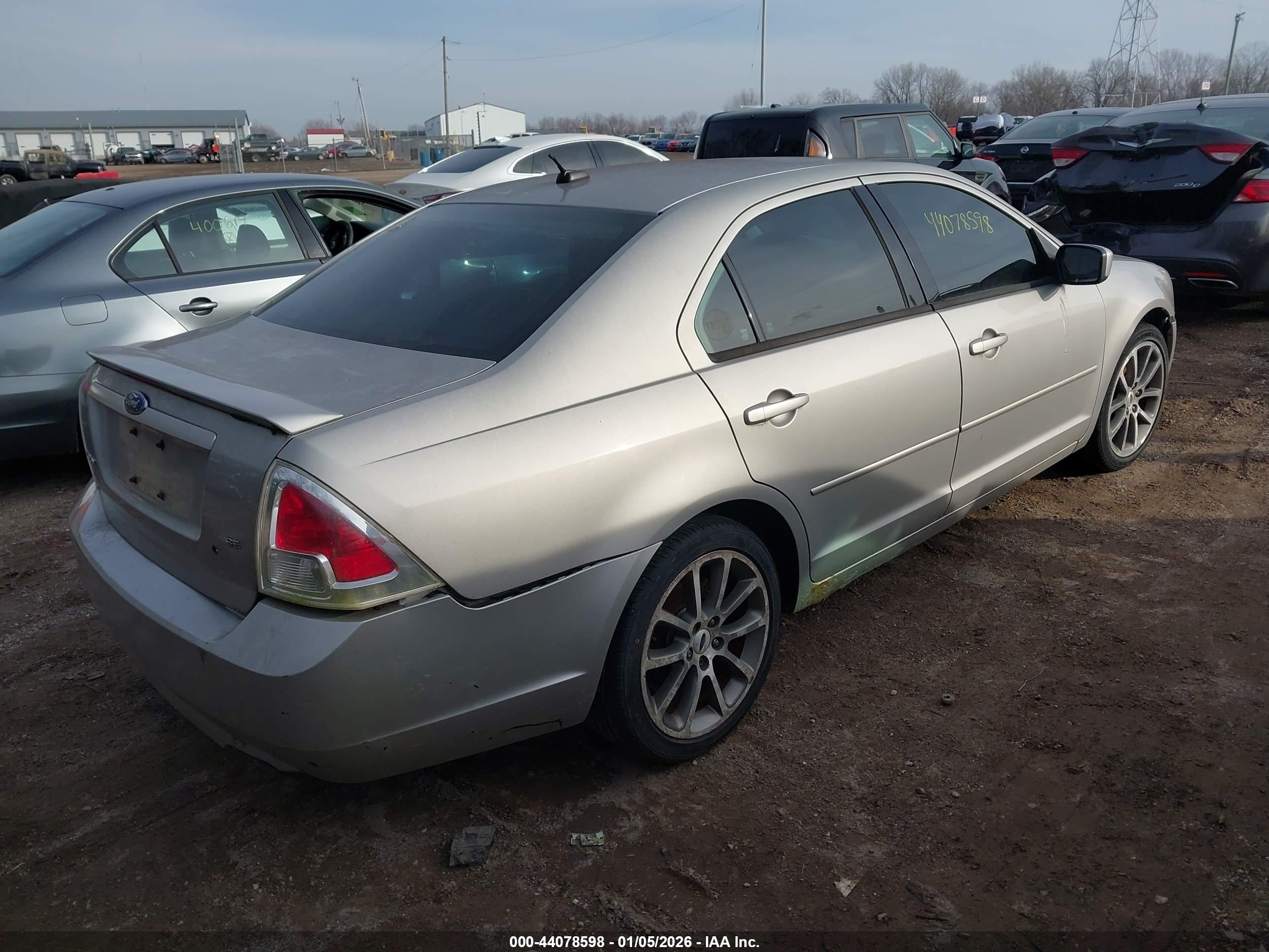 FORD FUSION image 4