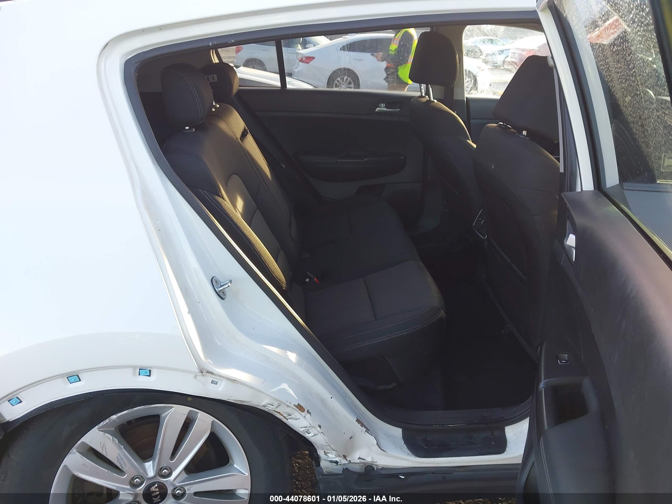 KIA SPORTAGE image 8