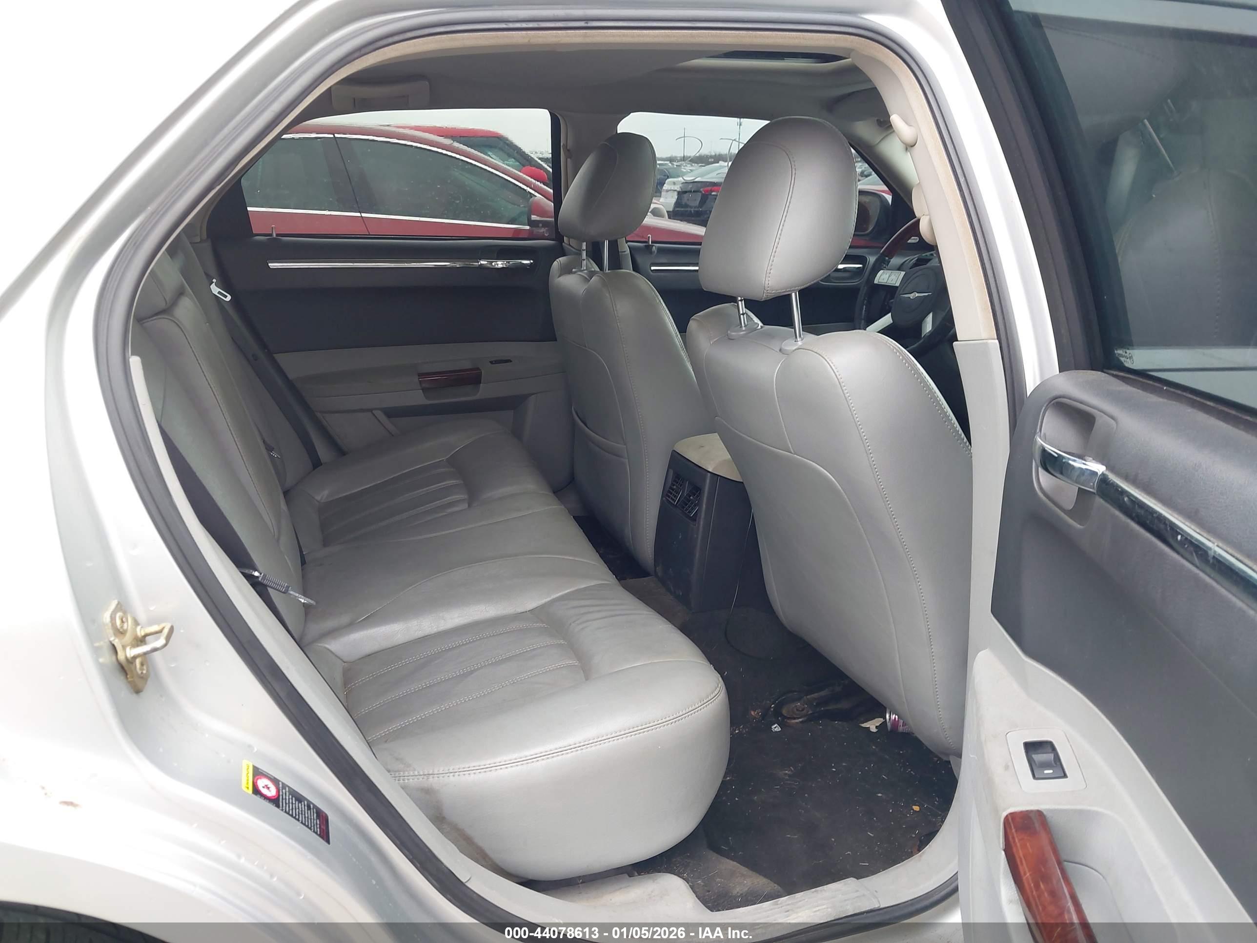 CHRYSLER 300C image 8