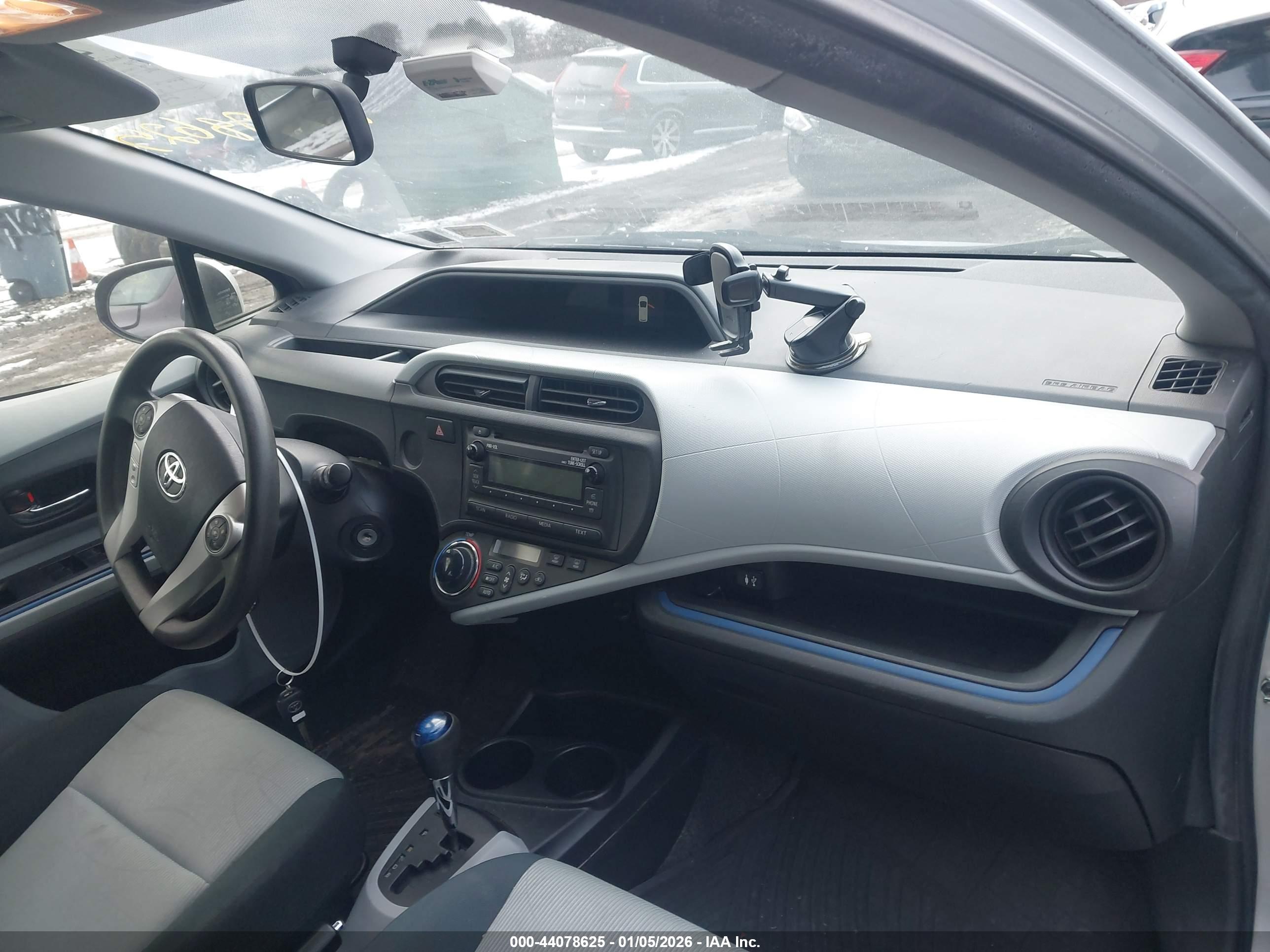 TOYOTA PRIUS image 5