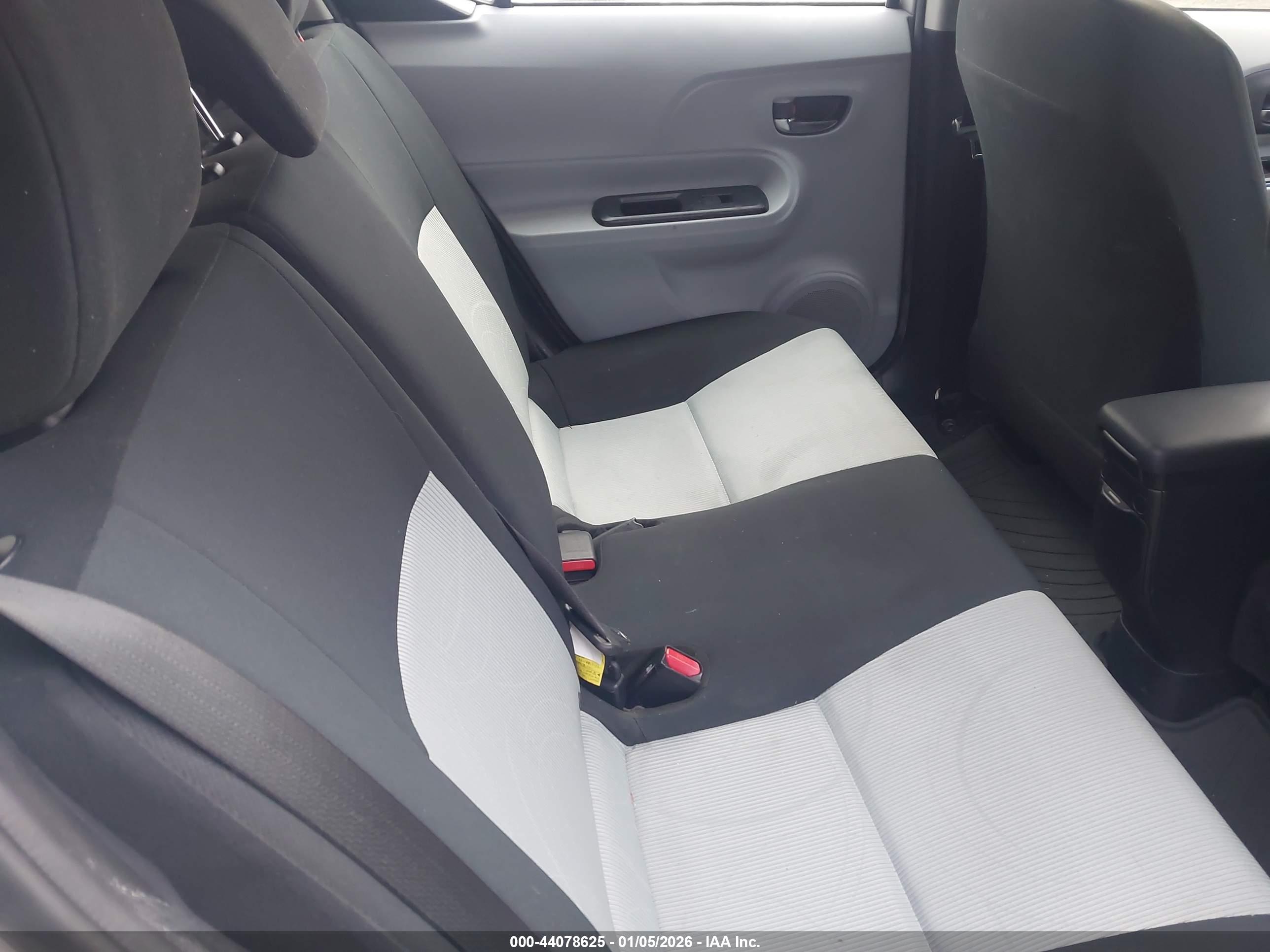 TOYOTA PRIUS image 8