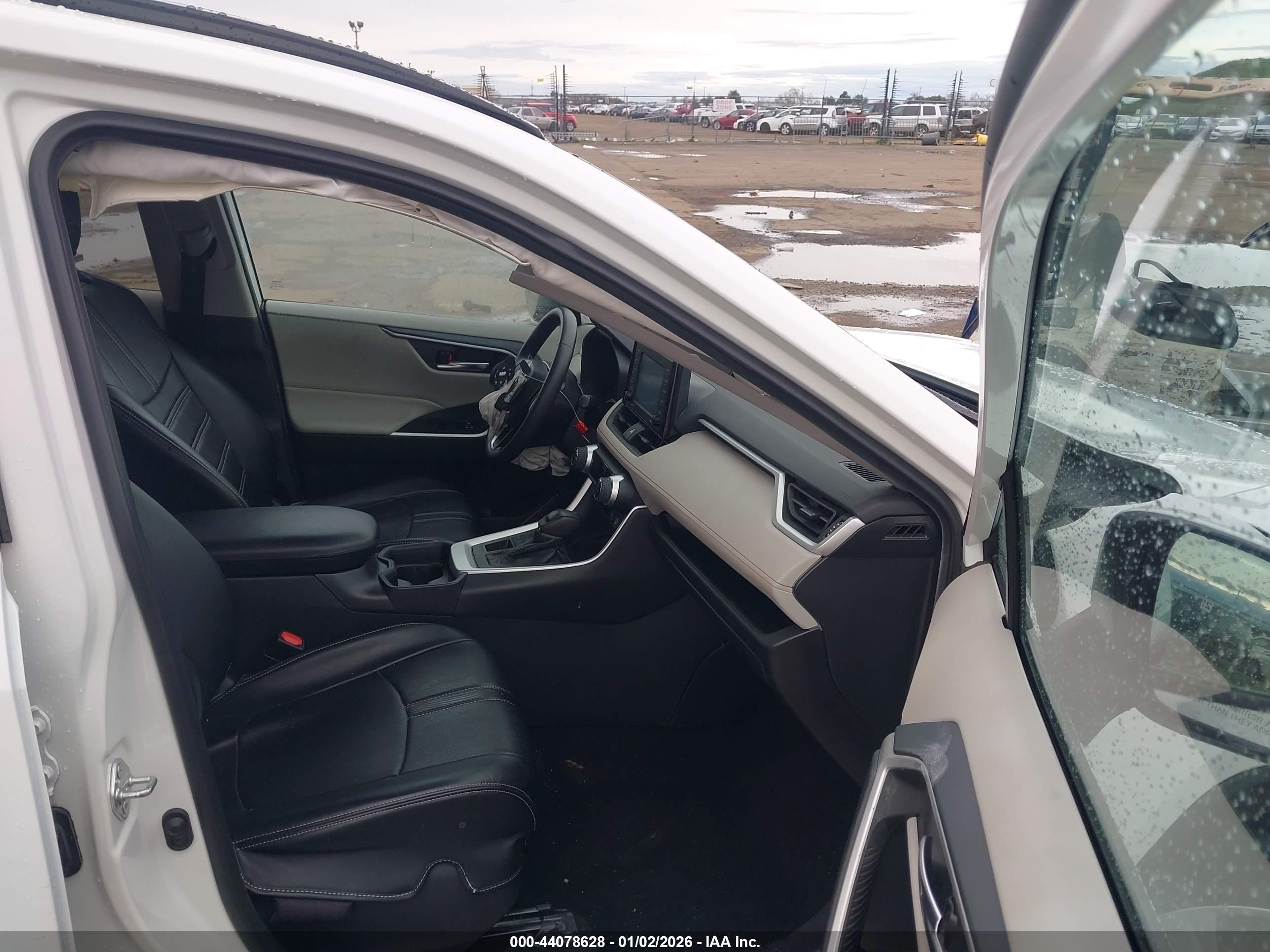 TOYOTA RAV4 image 5