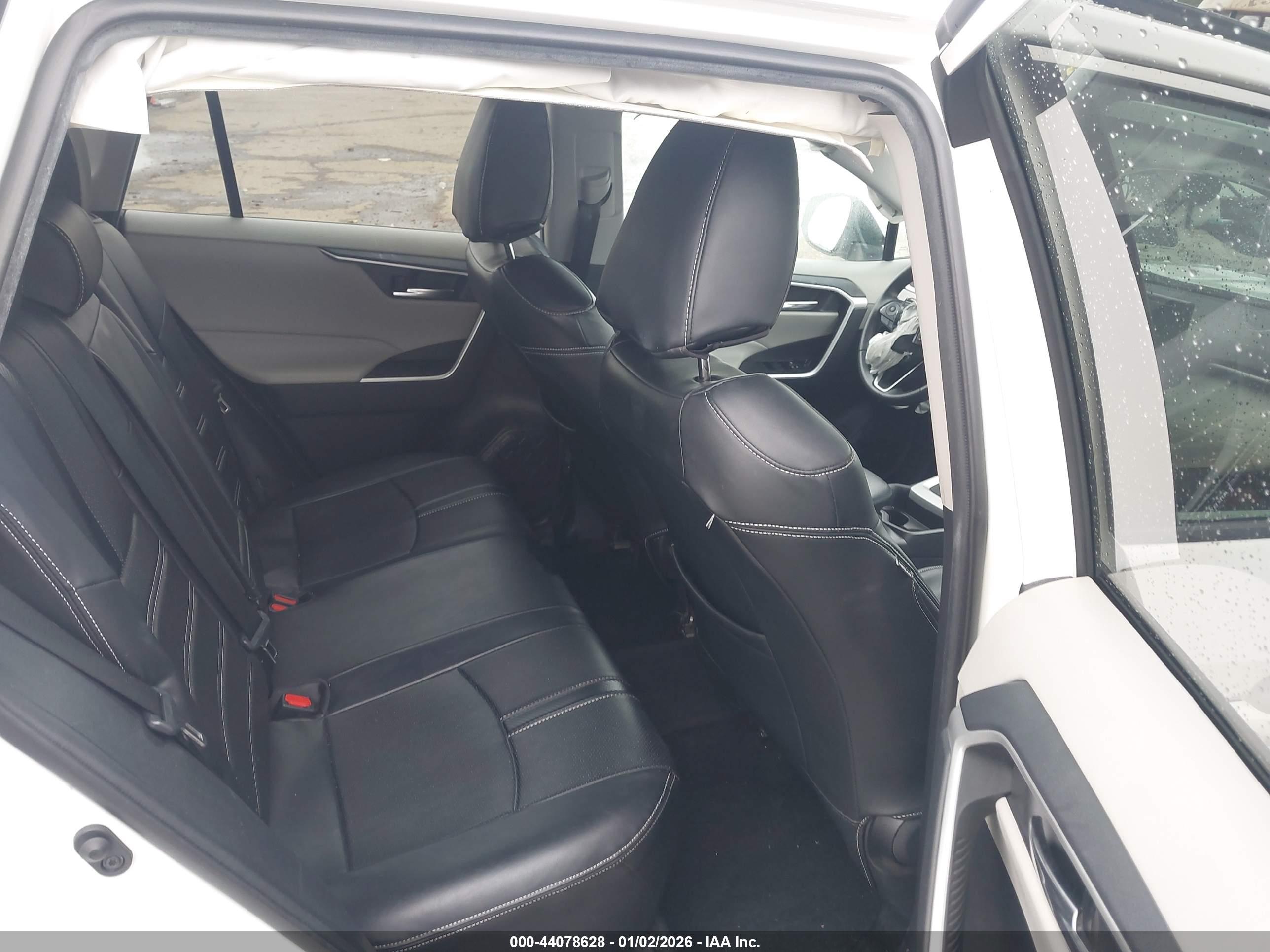 TOYOTA RAV4 image 8