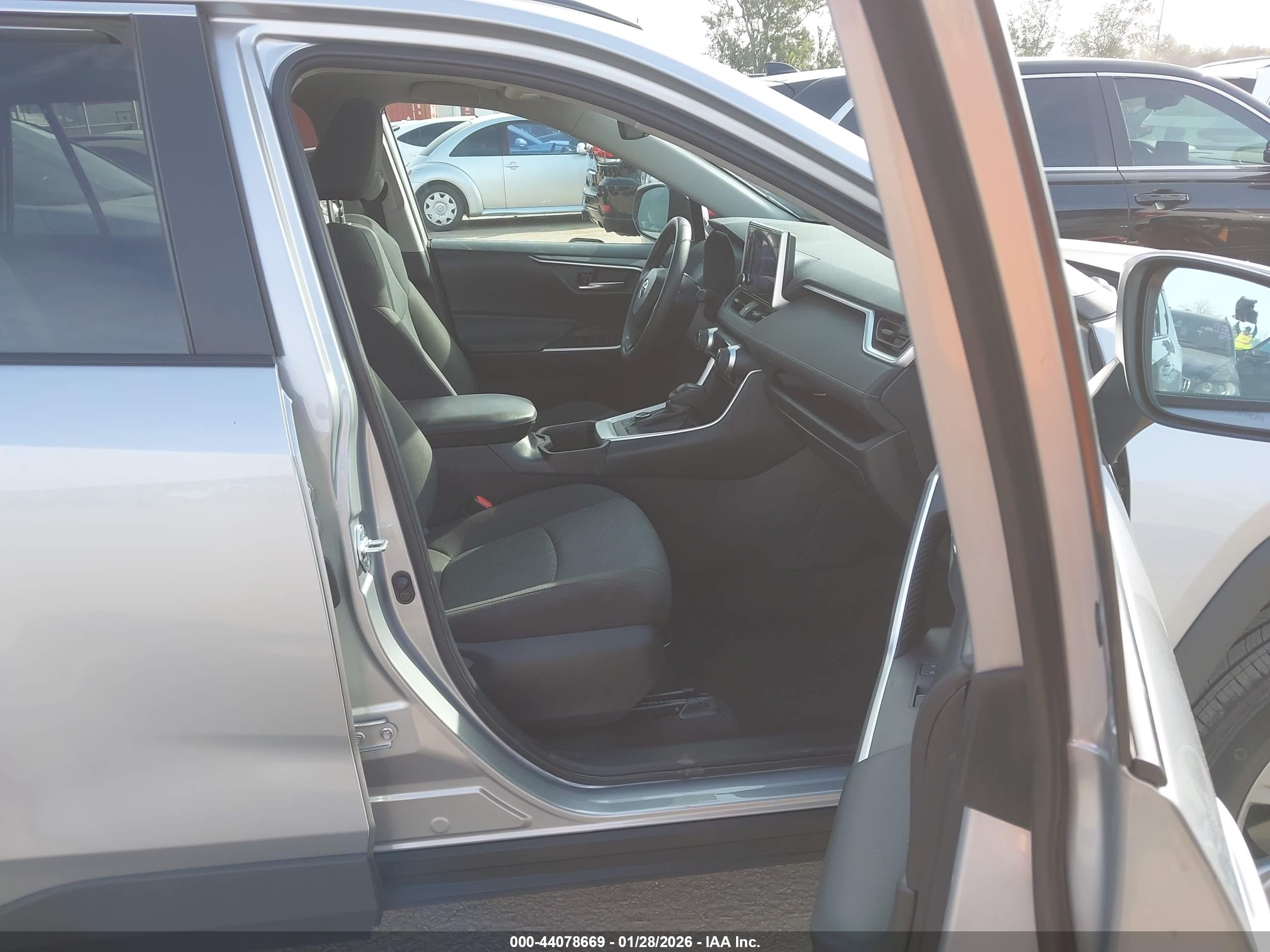TOYOTA RAV4 image 5