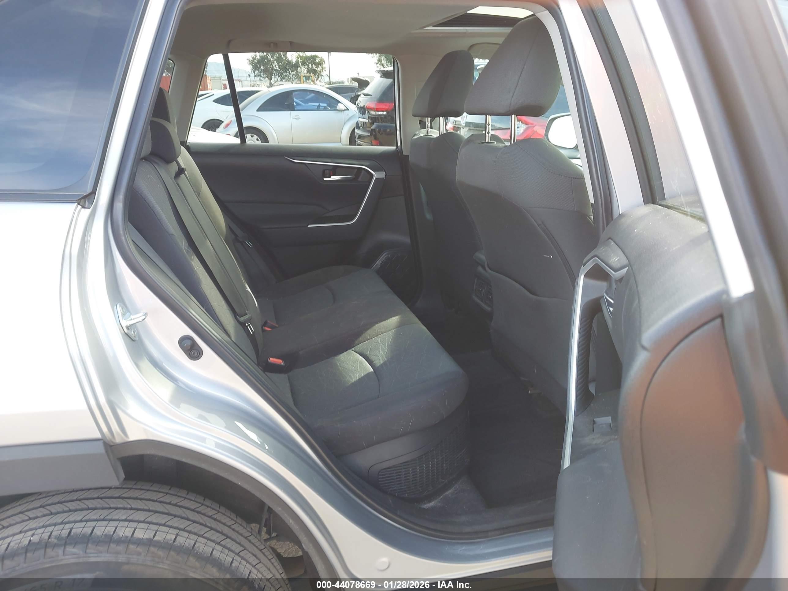 TOYOTA RAV4 image 8
