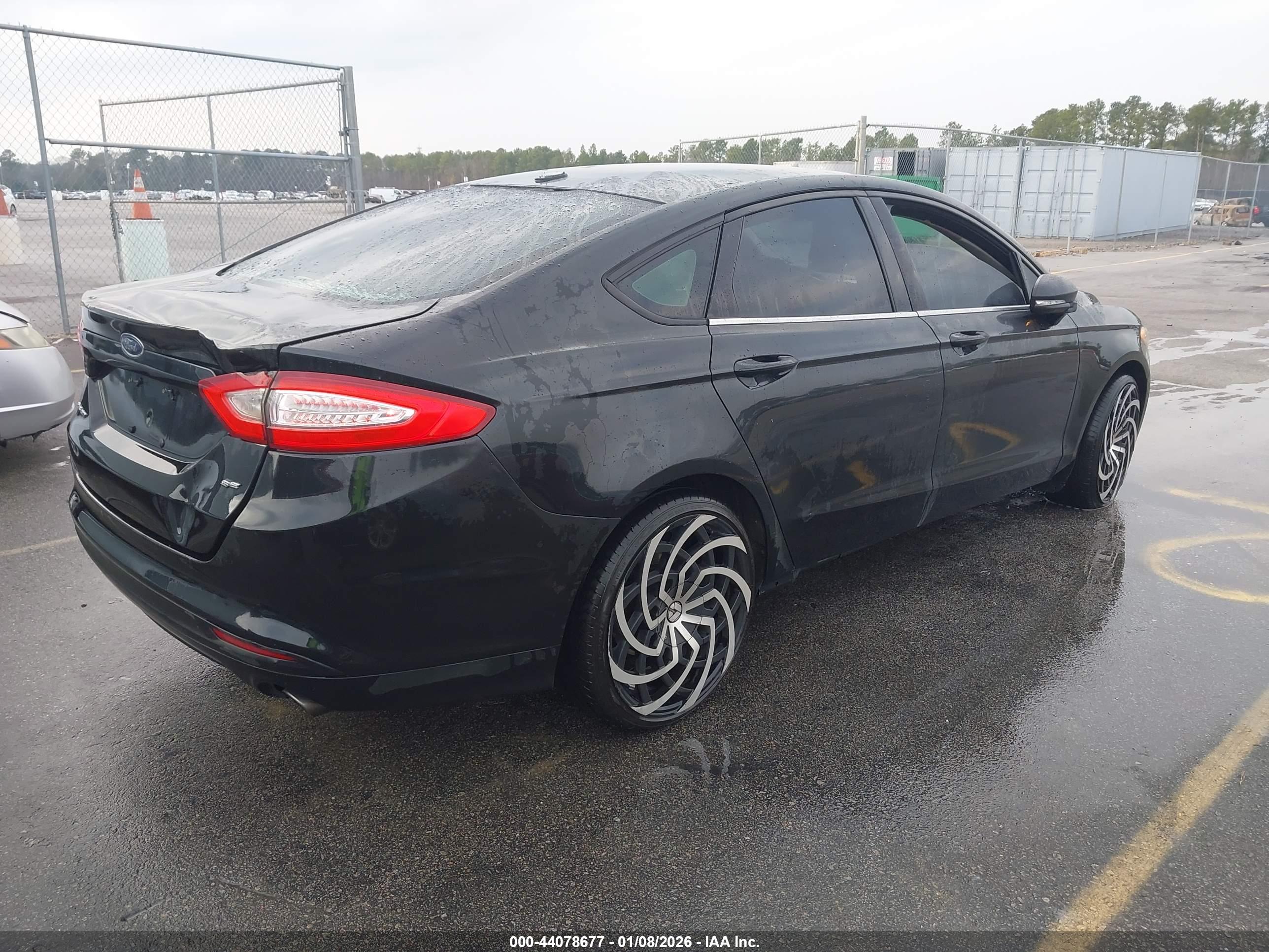 FORD FUSION image 4