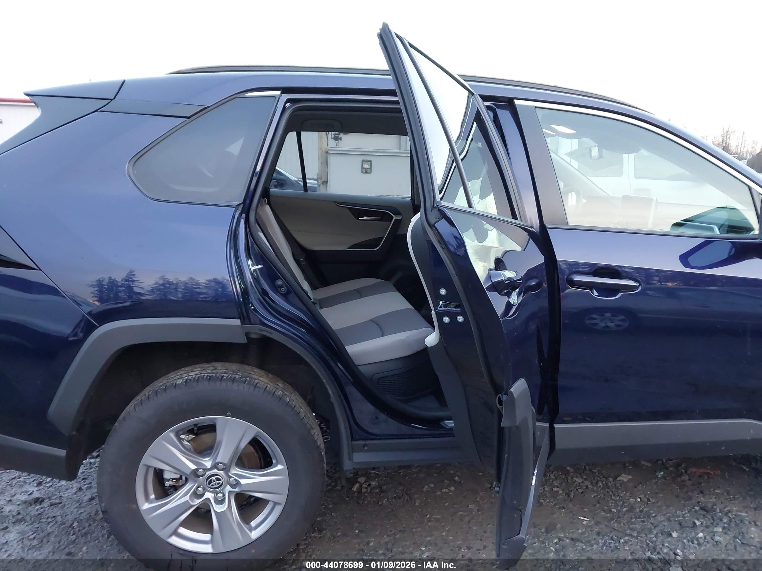 TOYOTA RAV4 image 8