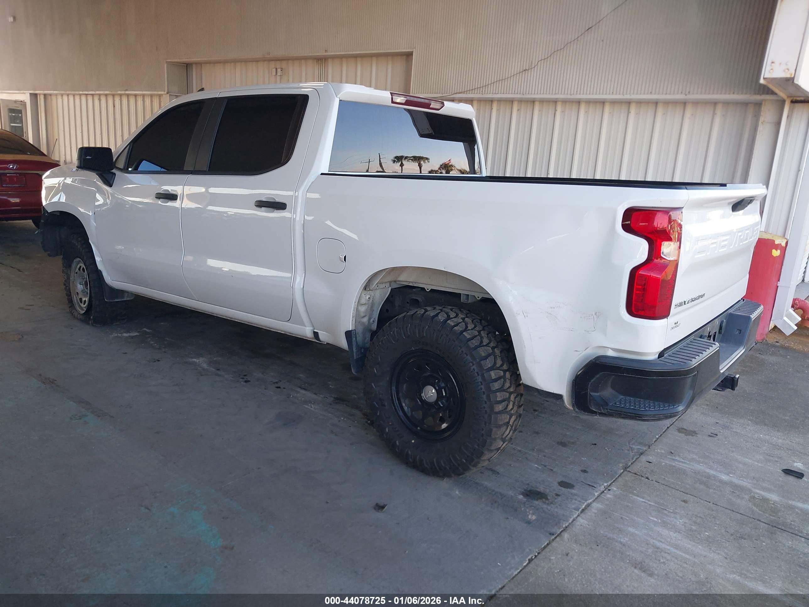 CHEVROLET SILVERADO image 3