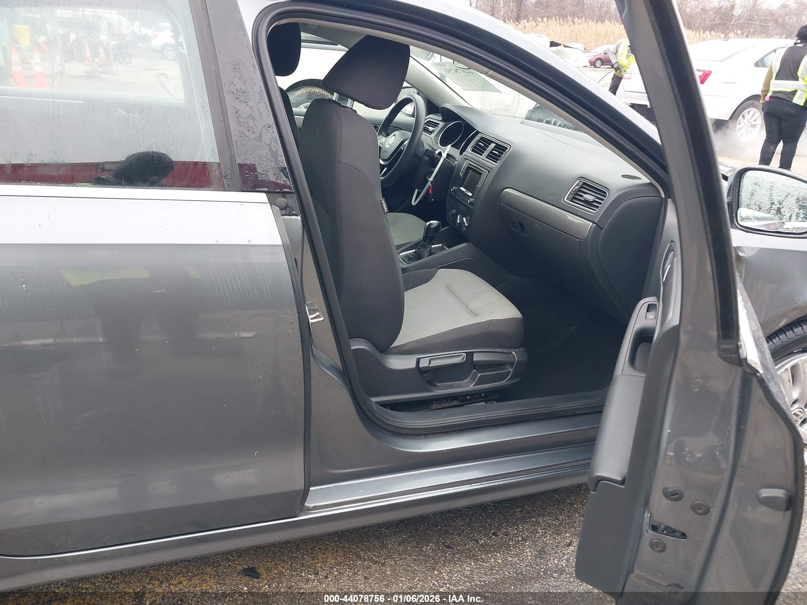 VOLKSWAGEN JETTA image 5