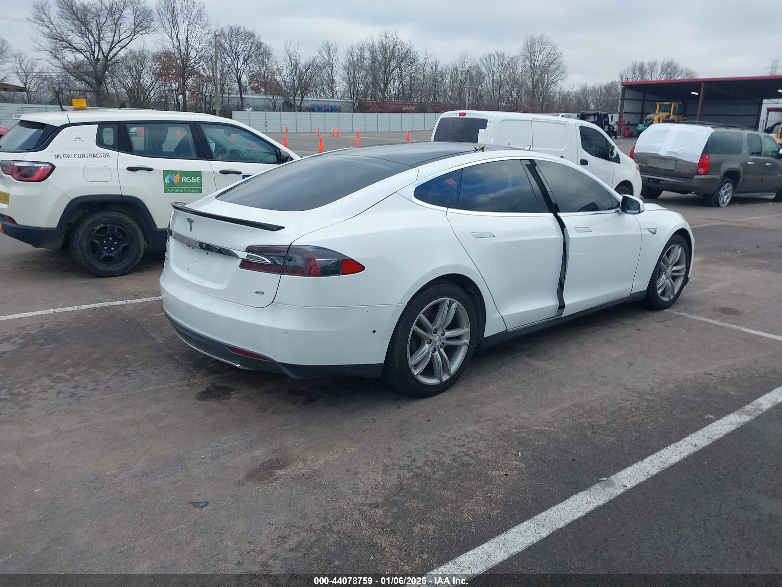 TESLA MODEL image 4