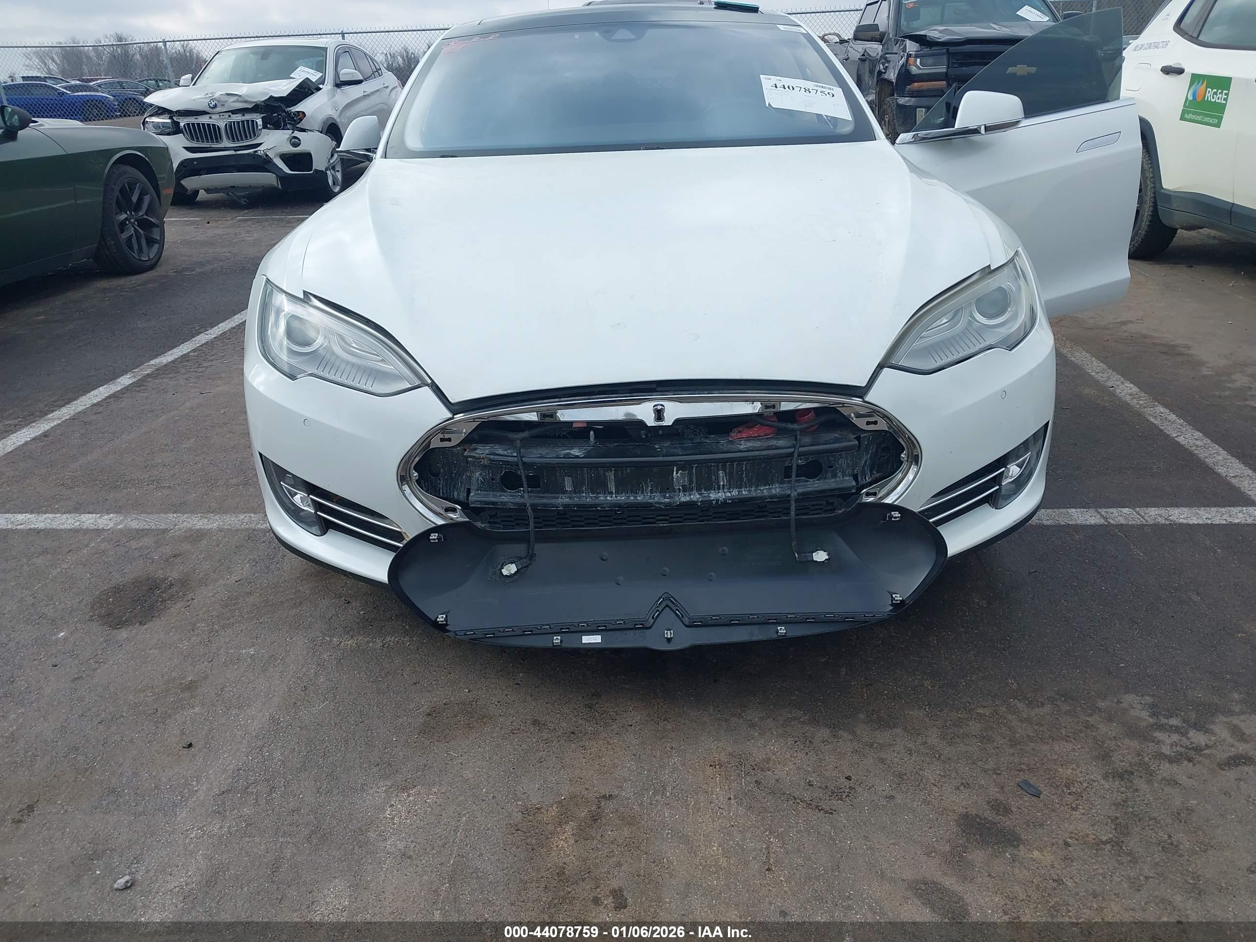 TESLA MODEL image 6