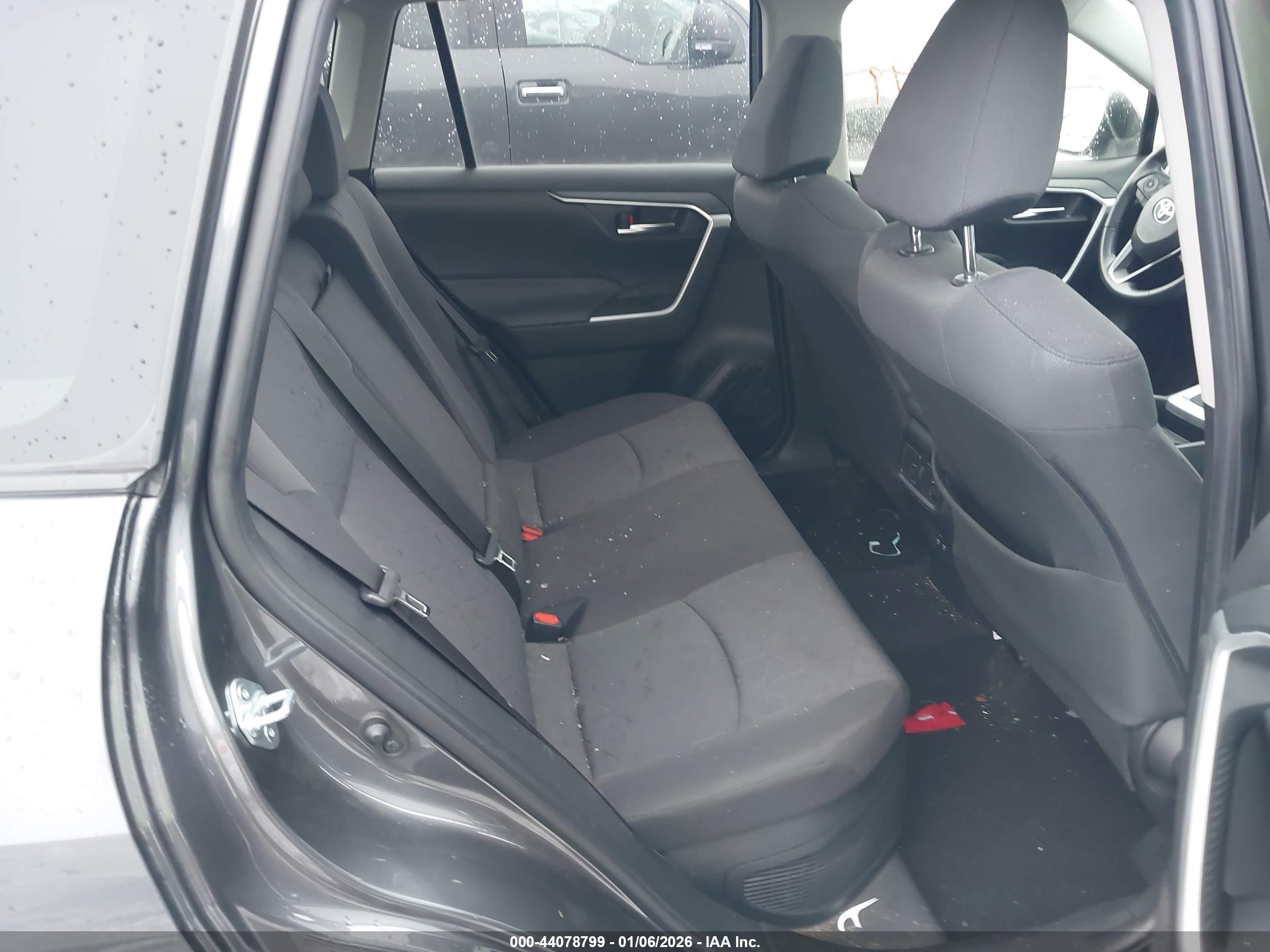 TOYOTA RAV4 image 8