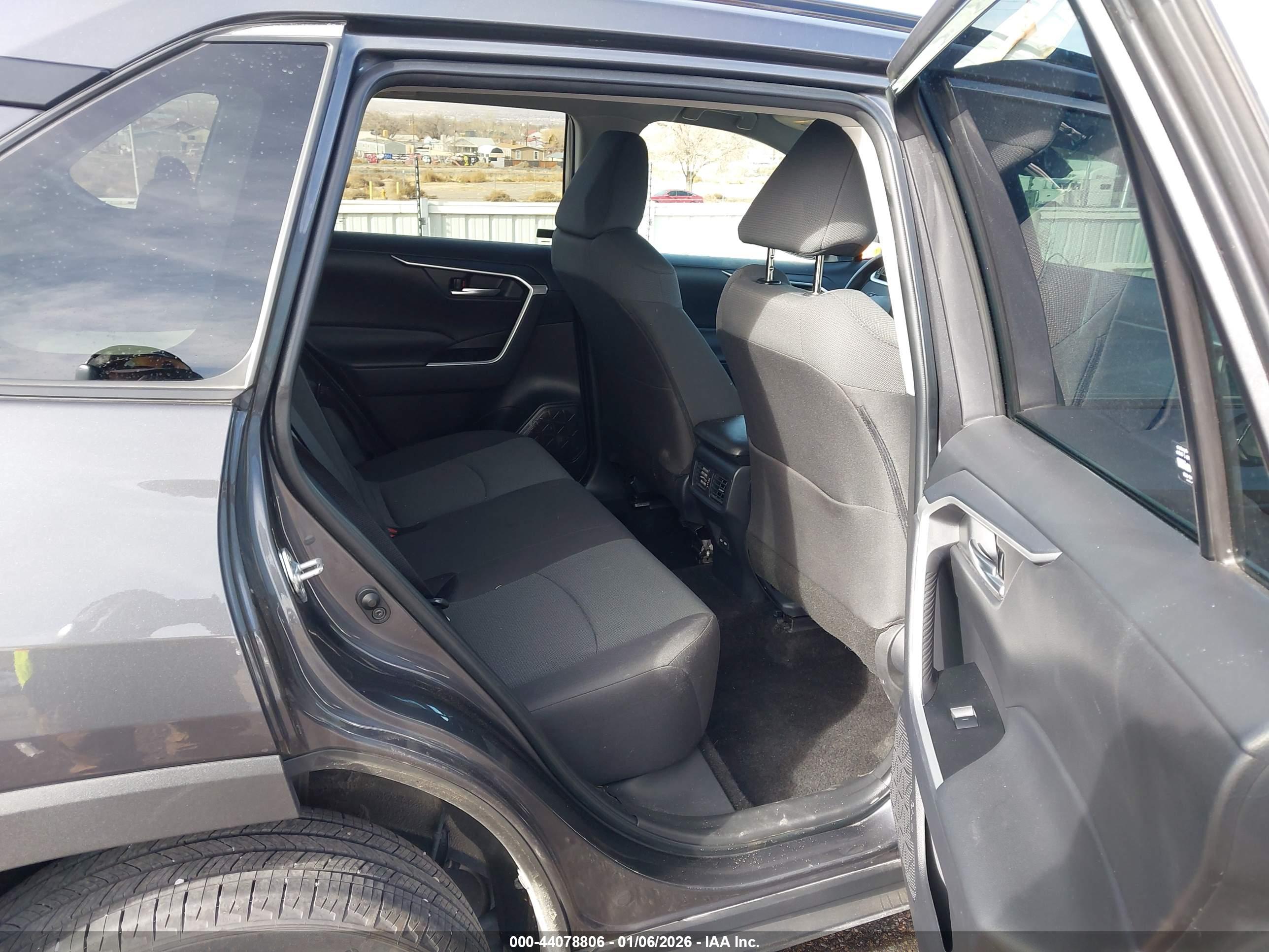 TOYOTA RAV4 image 8