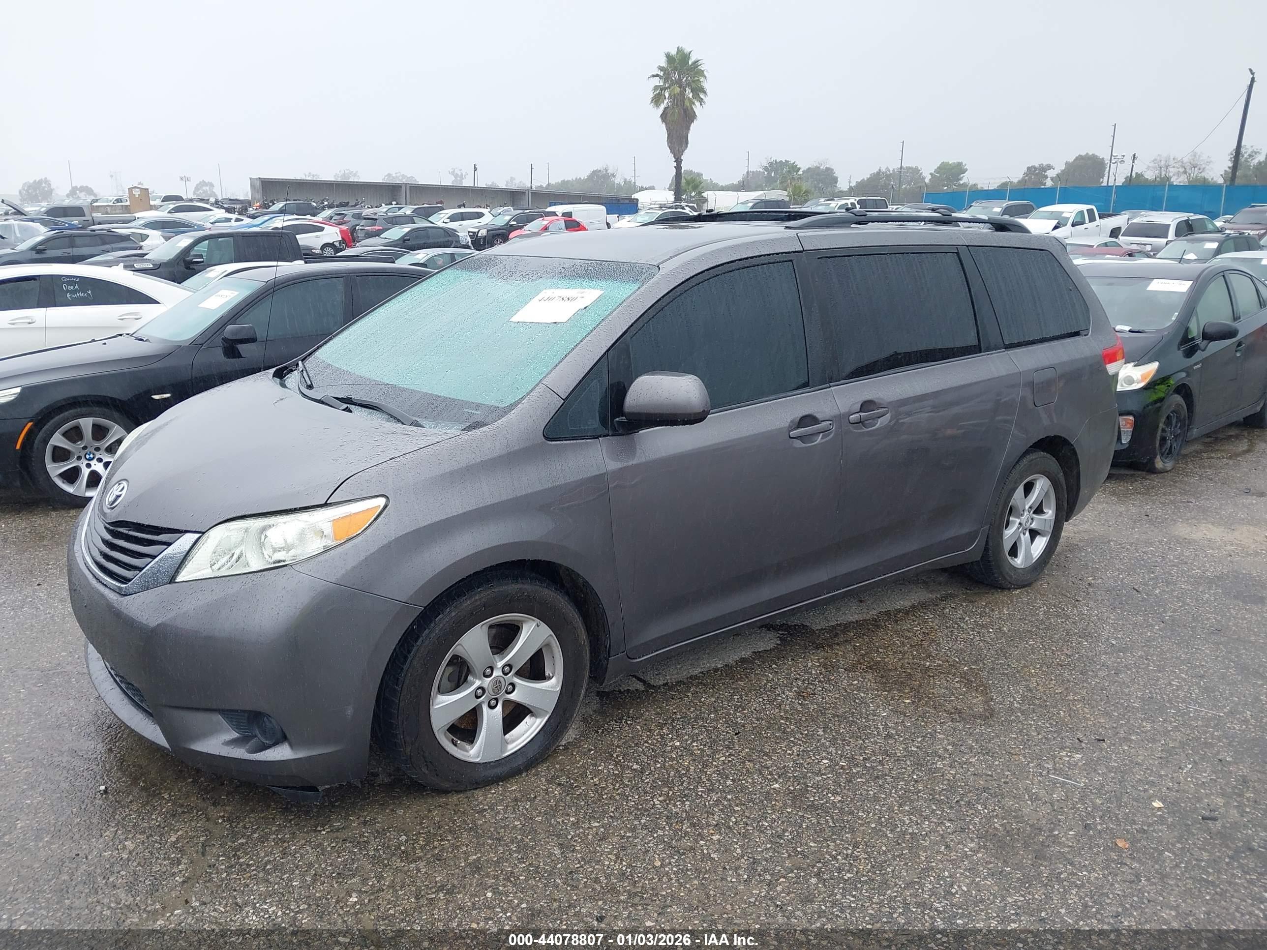 TOYOTA SIENNA image 2