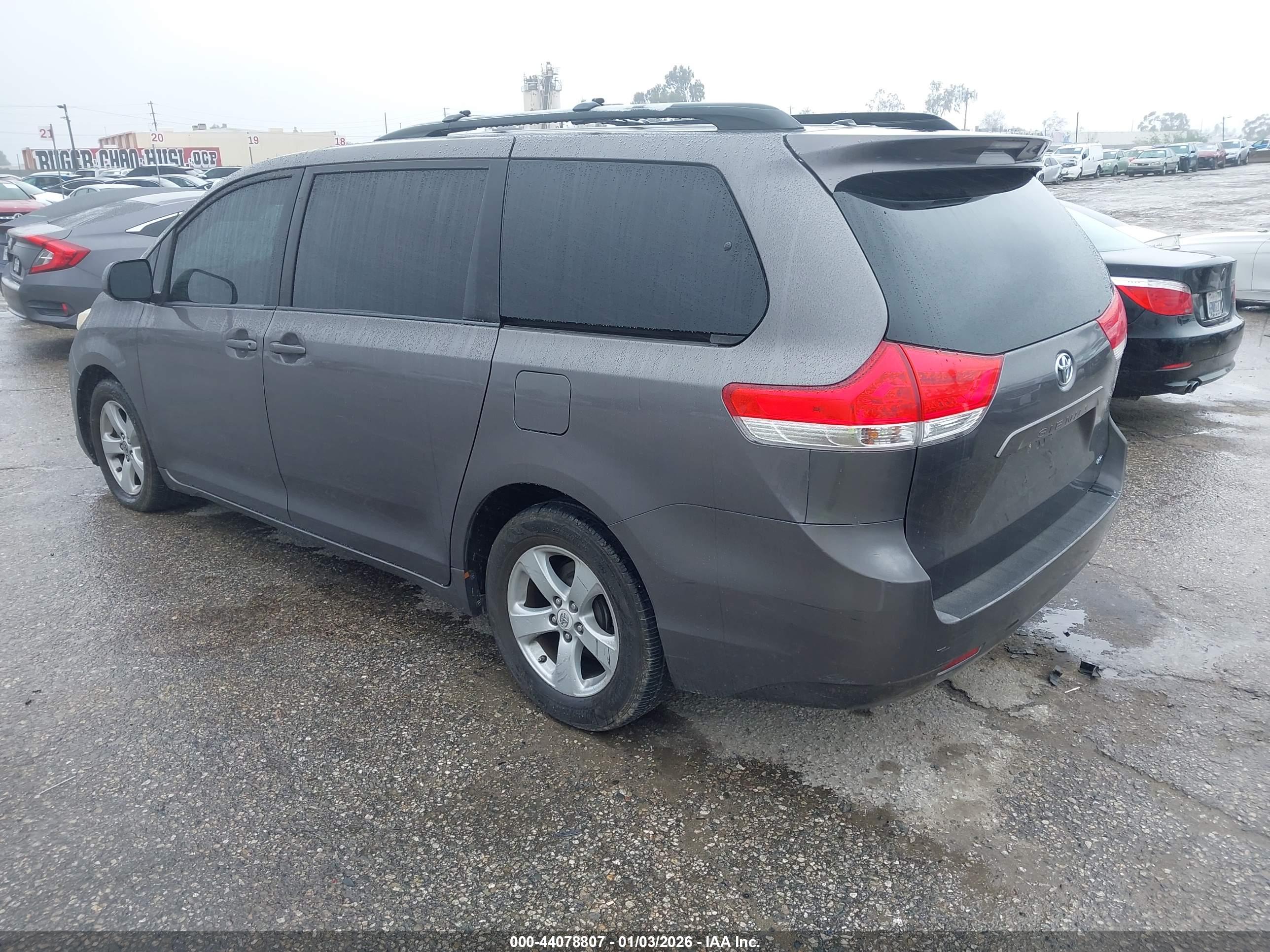 TOYOTA SIENNA image 3