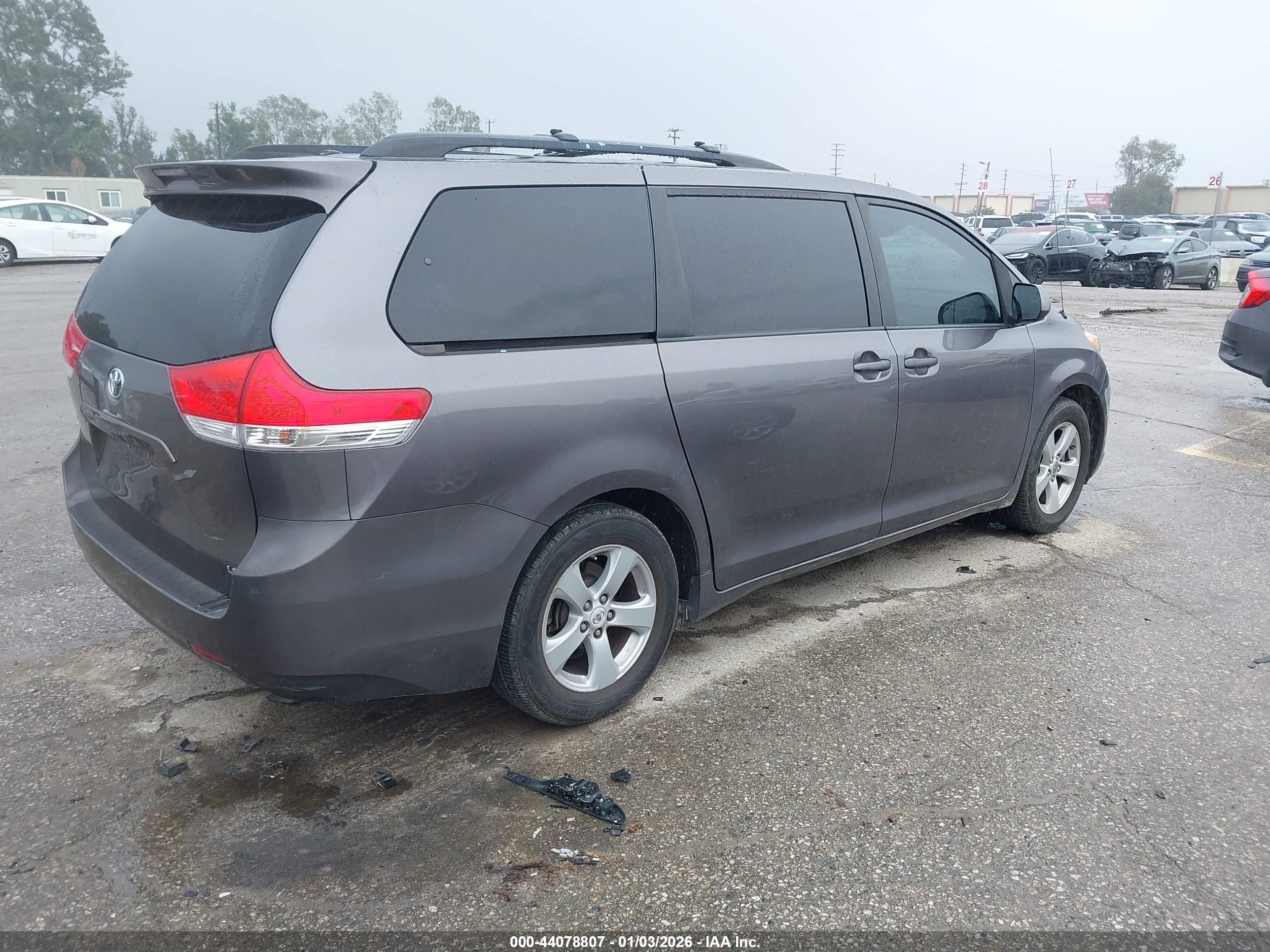 TOYOTA SIENNA image 4