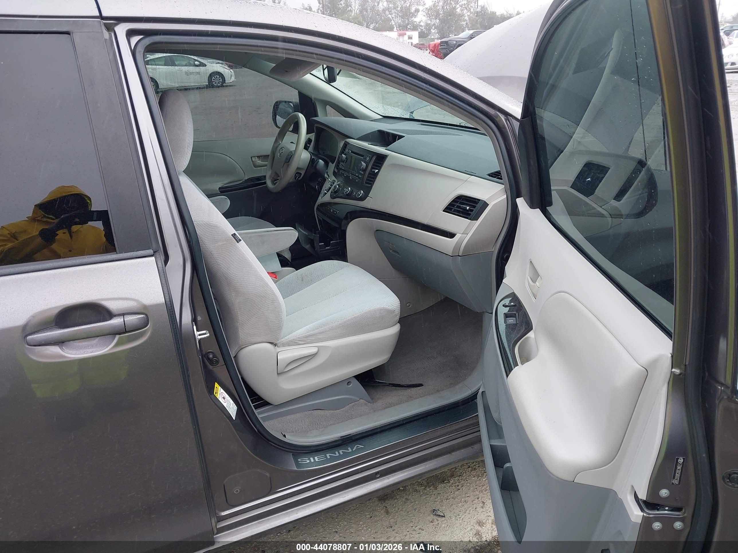 TOYOTA SIENNA image 5