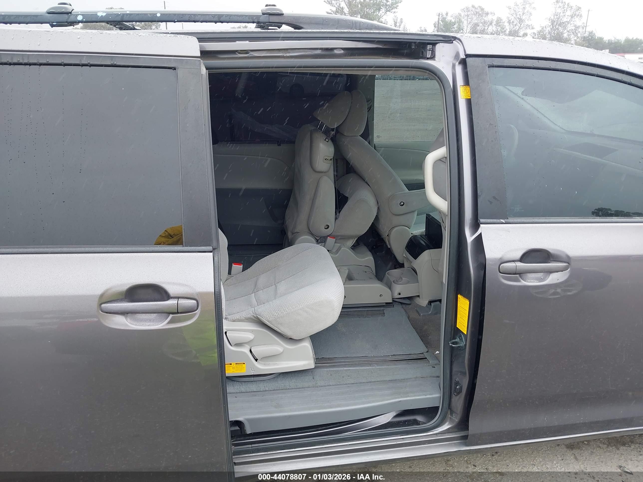 TOYOTA SIENNA image 8