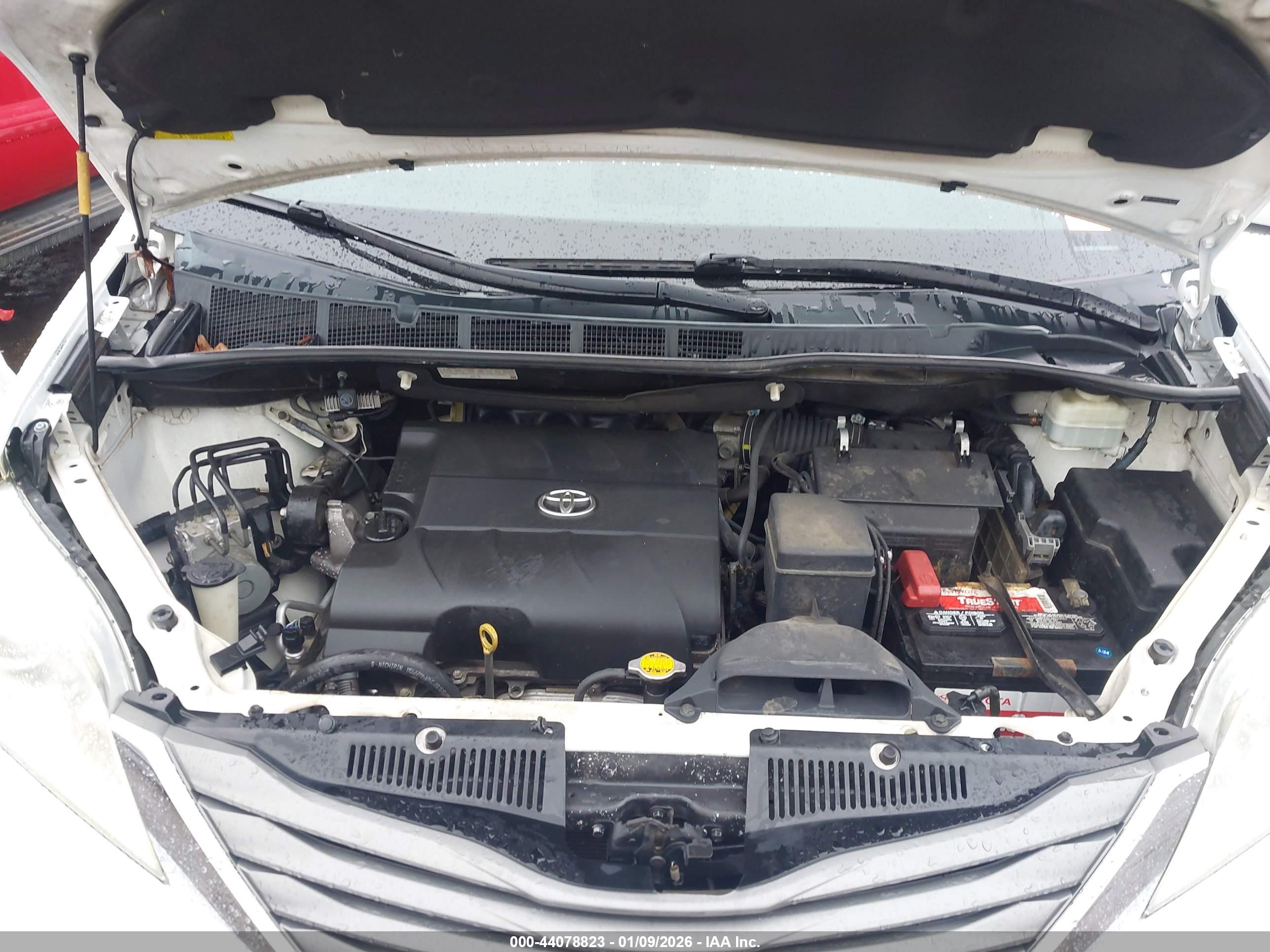 TOYOTA SIENNA image 10