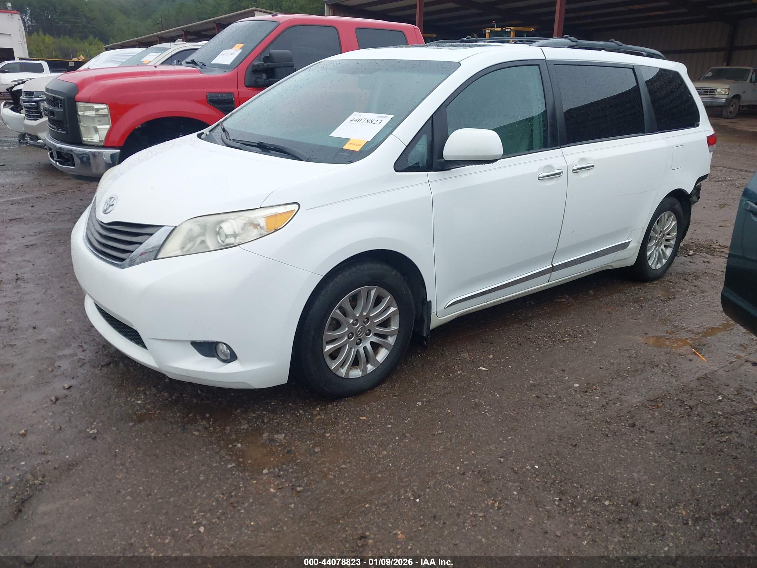 TOYOTA SIENNA image 2