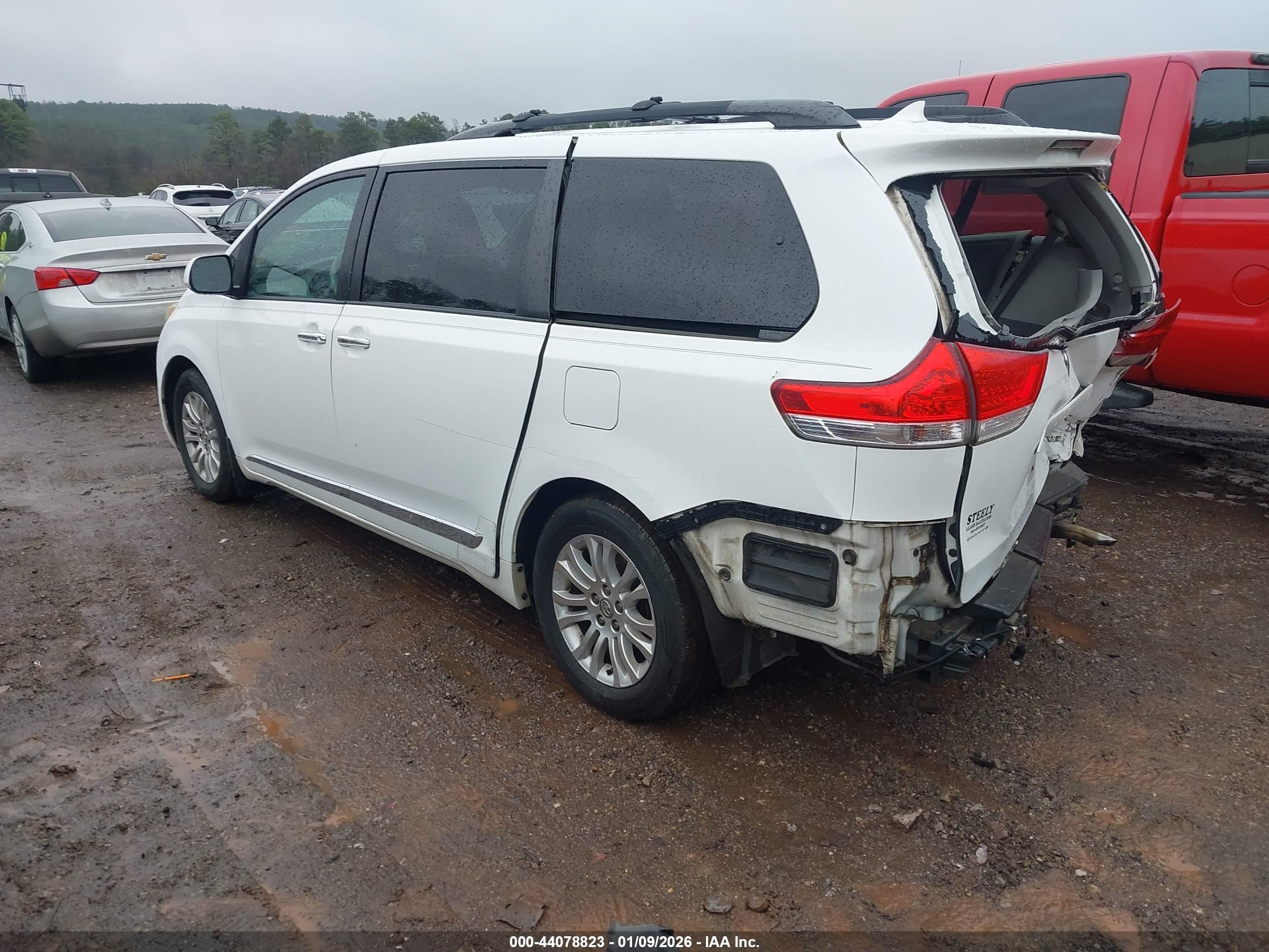 TOYOTA SIENNA image 3