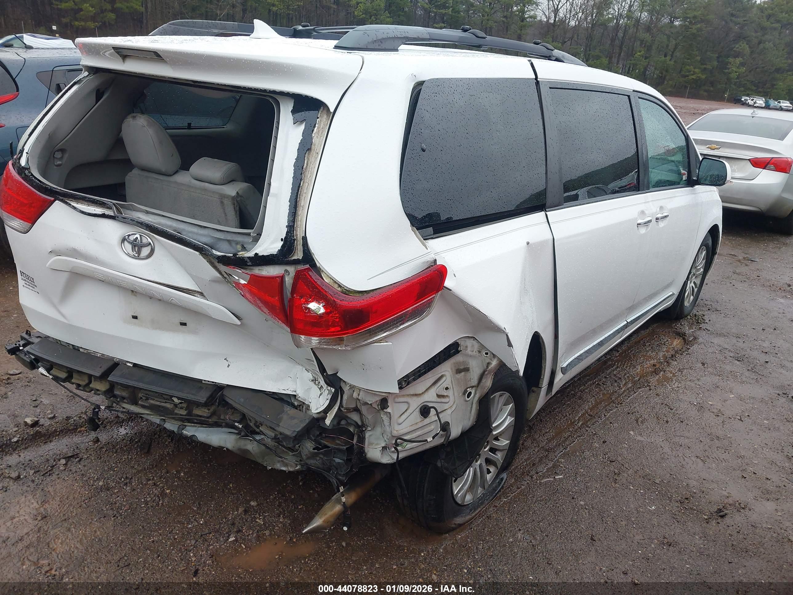 TOYOTA SIENNA image 4