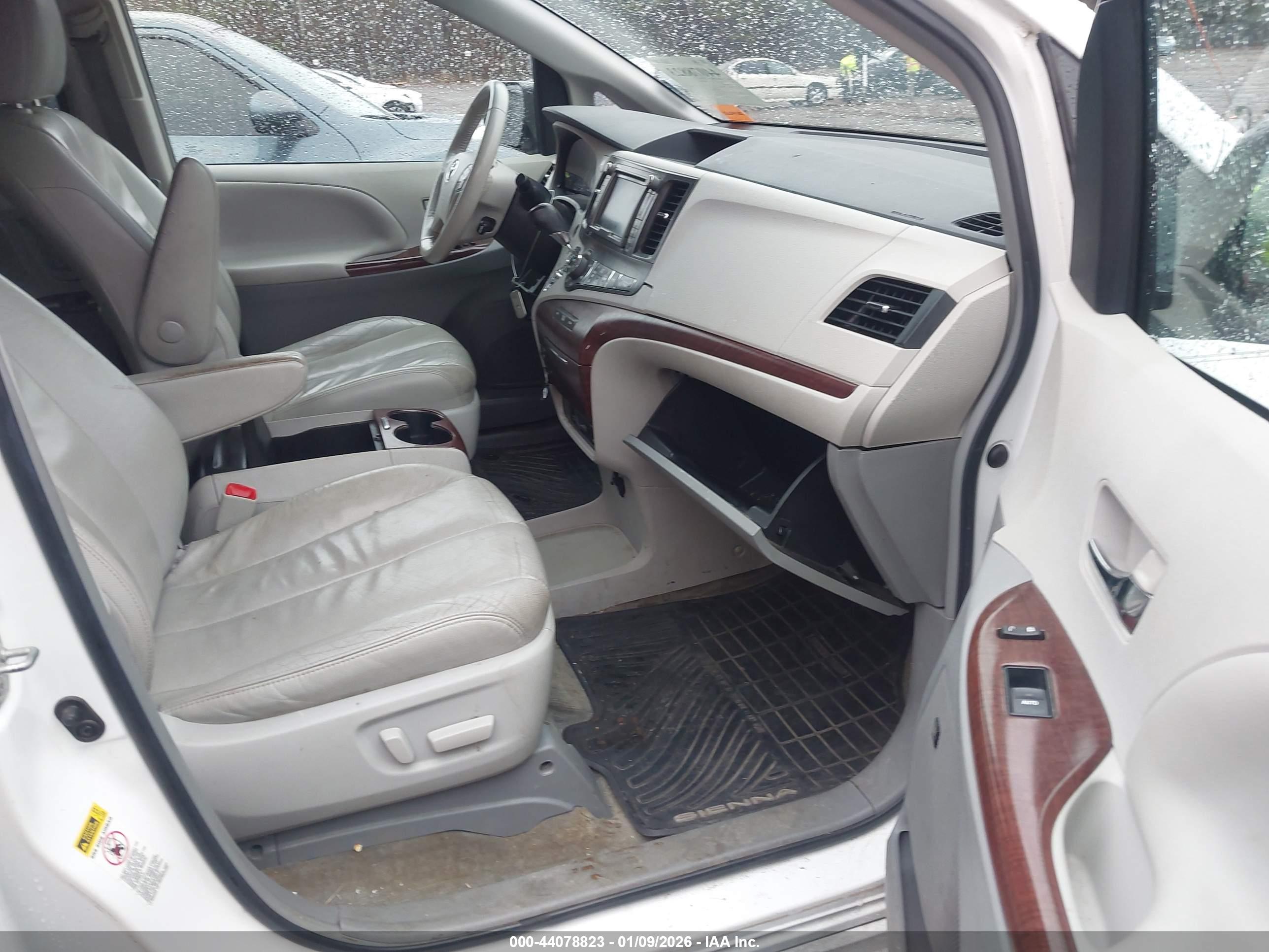TOYOTA SIENNA image 5
