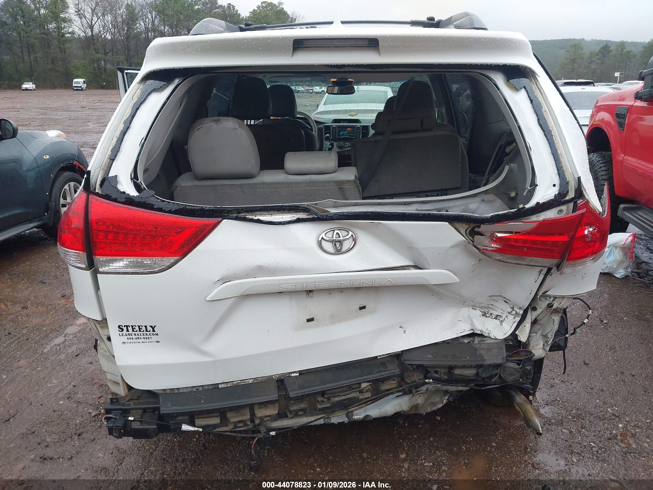 TOYOTA SIENNA image 6