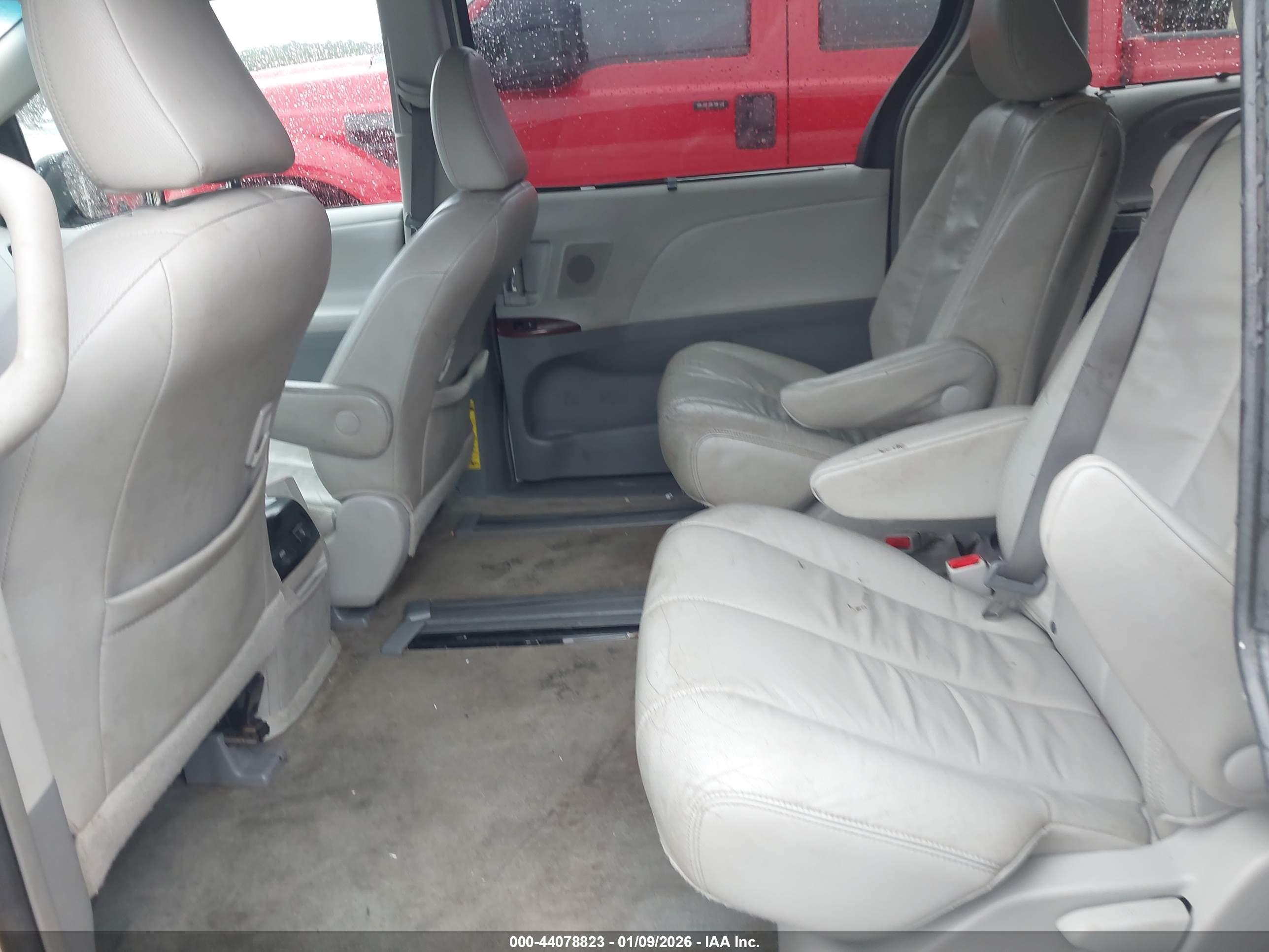 TOYOTA SIENNA image 8