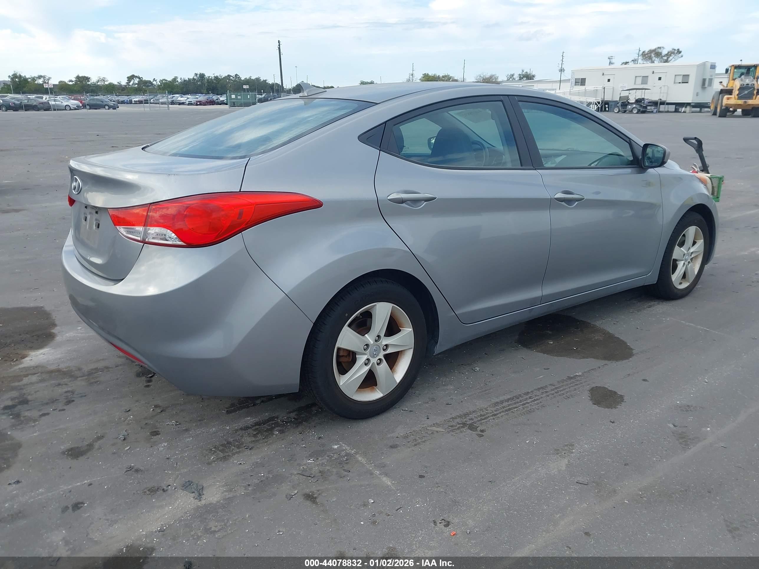 HYUNDAI ELANTRA image 4