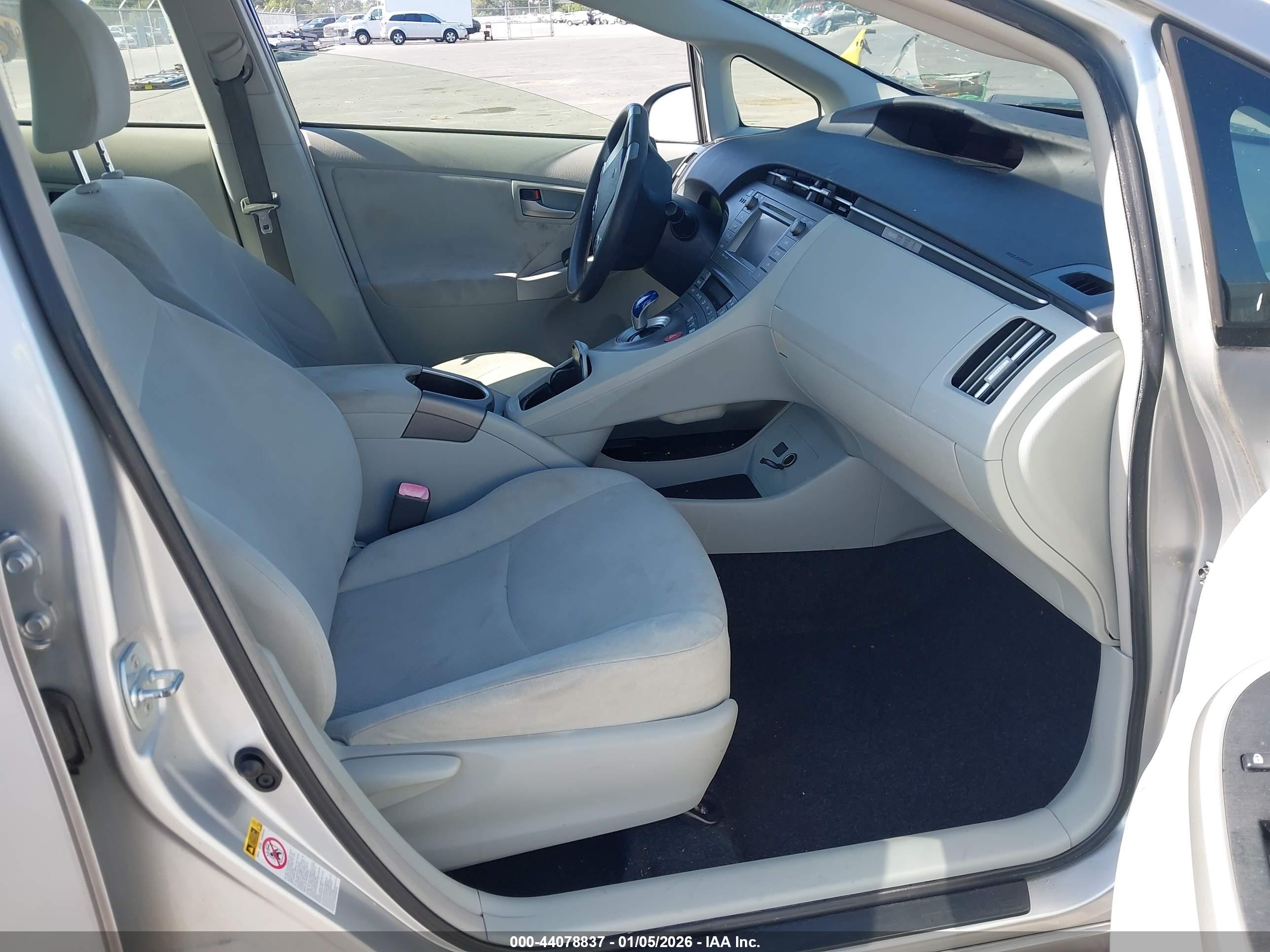 TOYOTA PRIUS image 5
