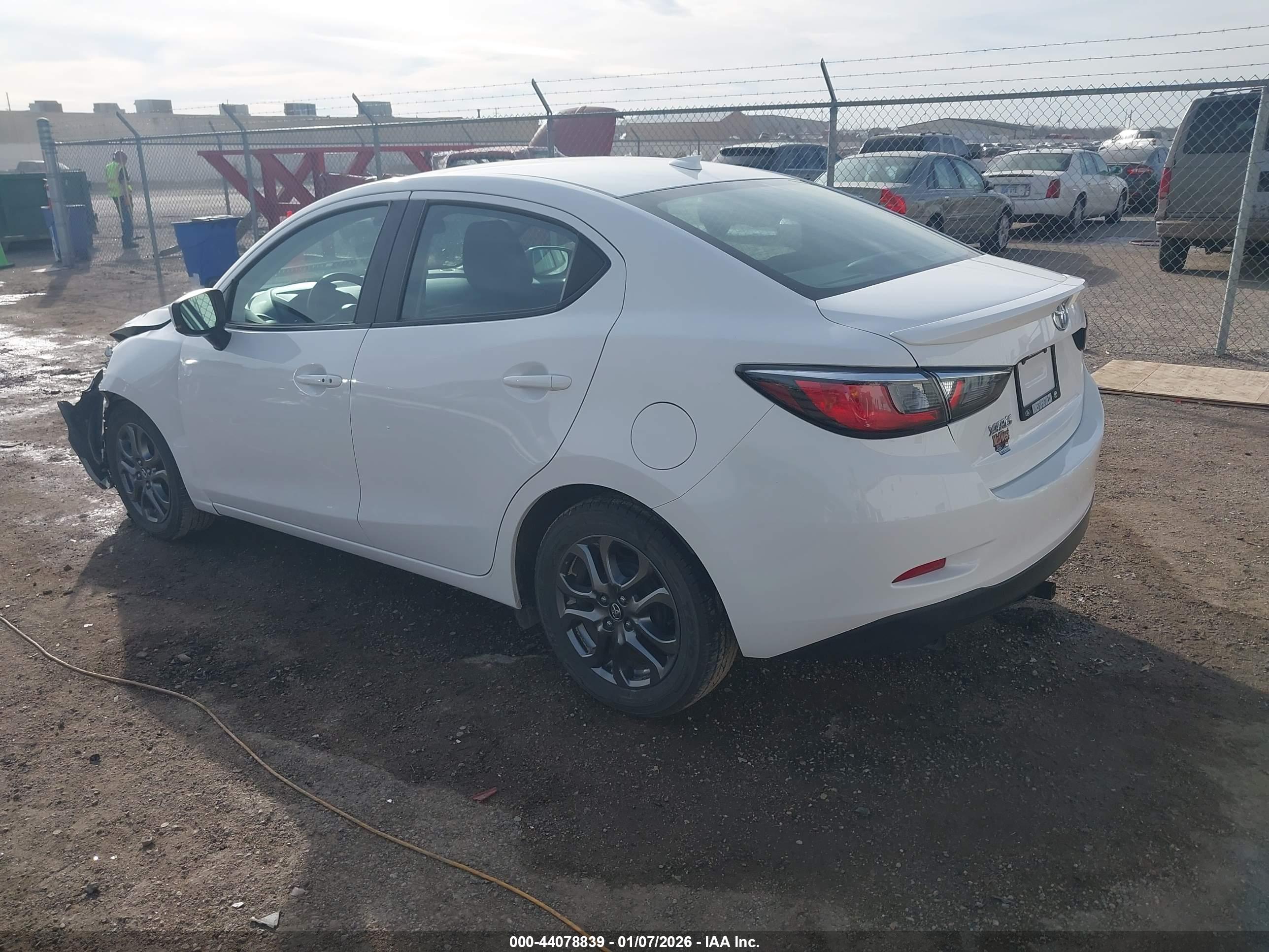 TOYOTA YARIS image 3