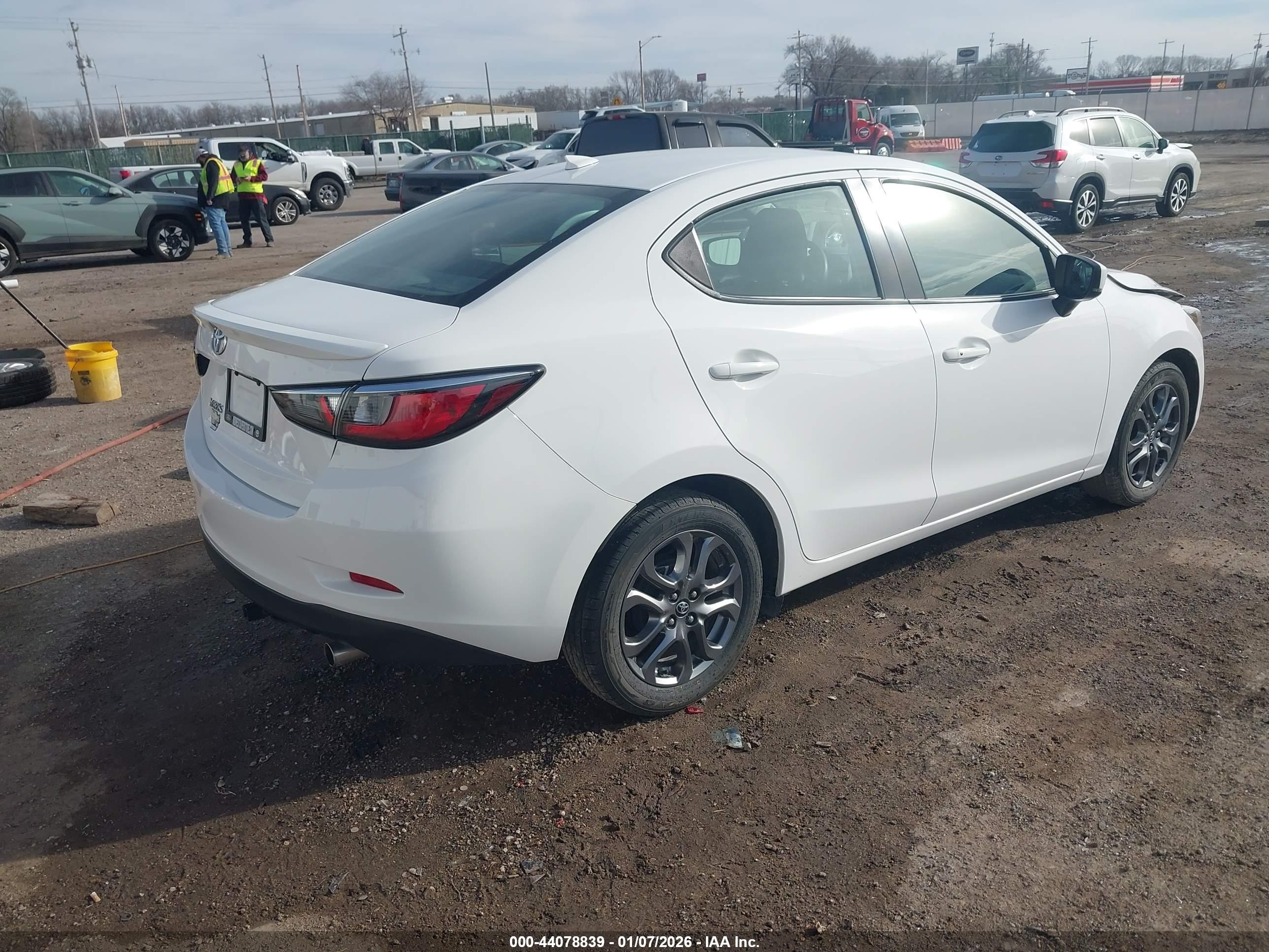 TOYOTA YARIS image 4