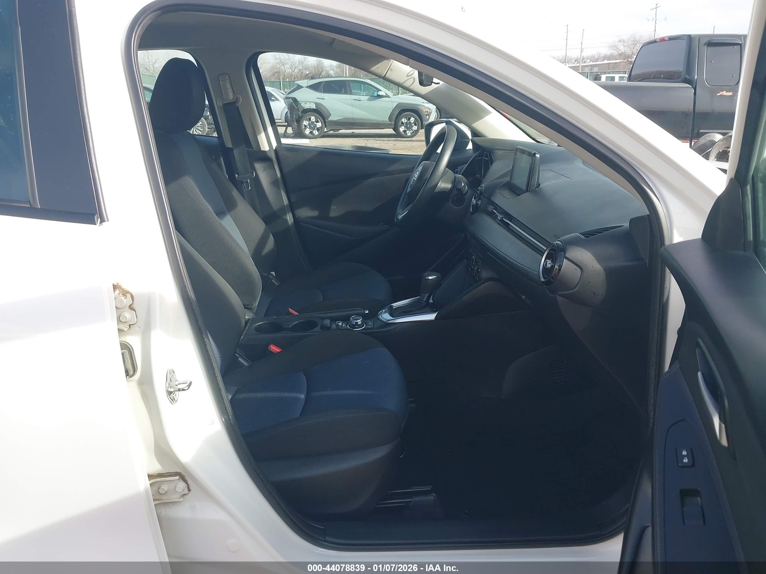 TOYOTA YARIS image 5