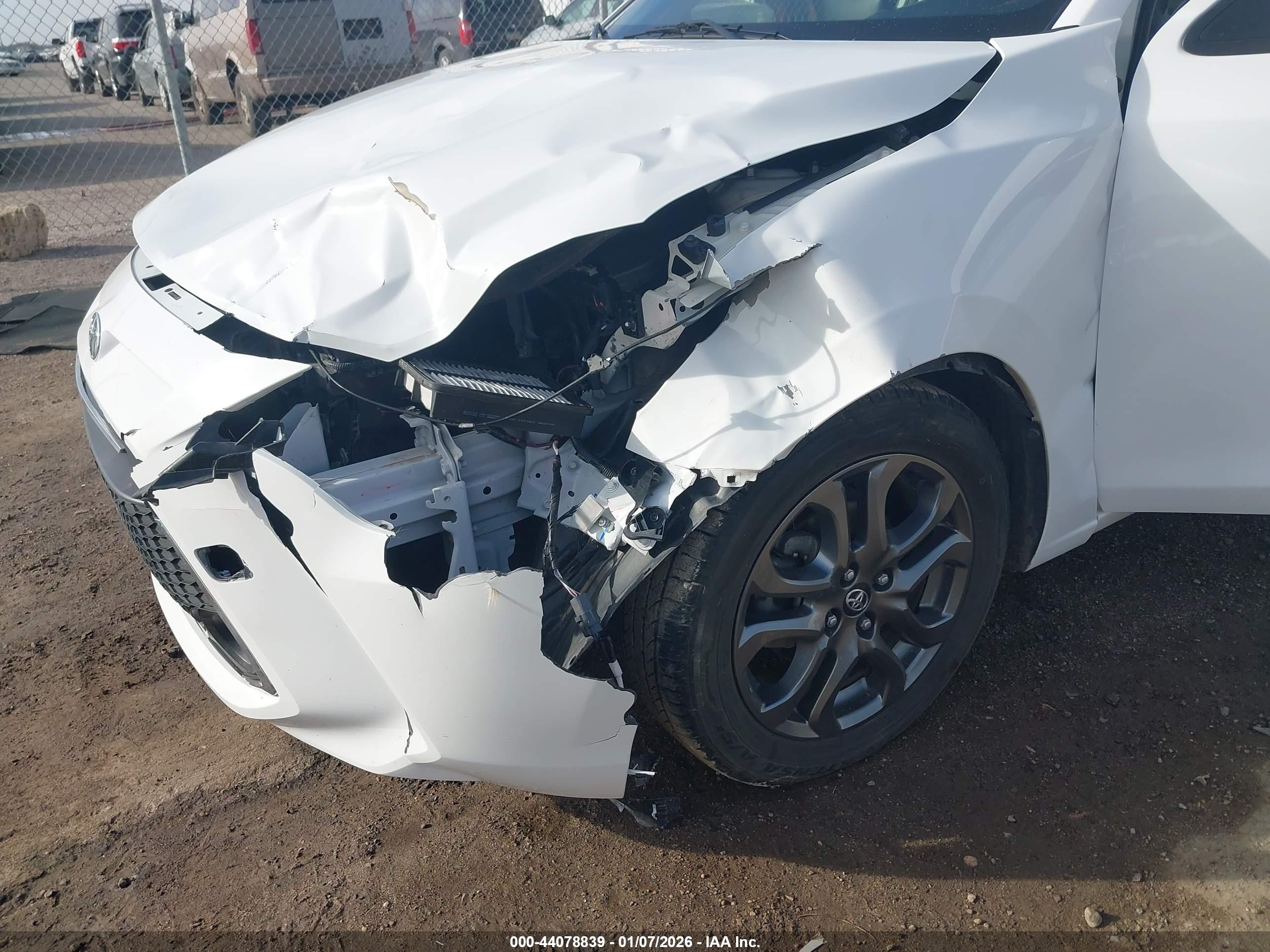 TOYOTA YARIS image 6