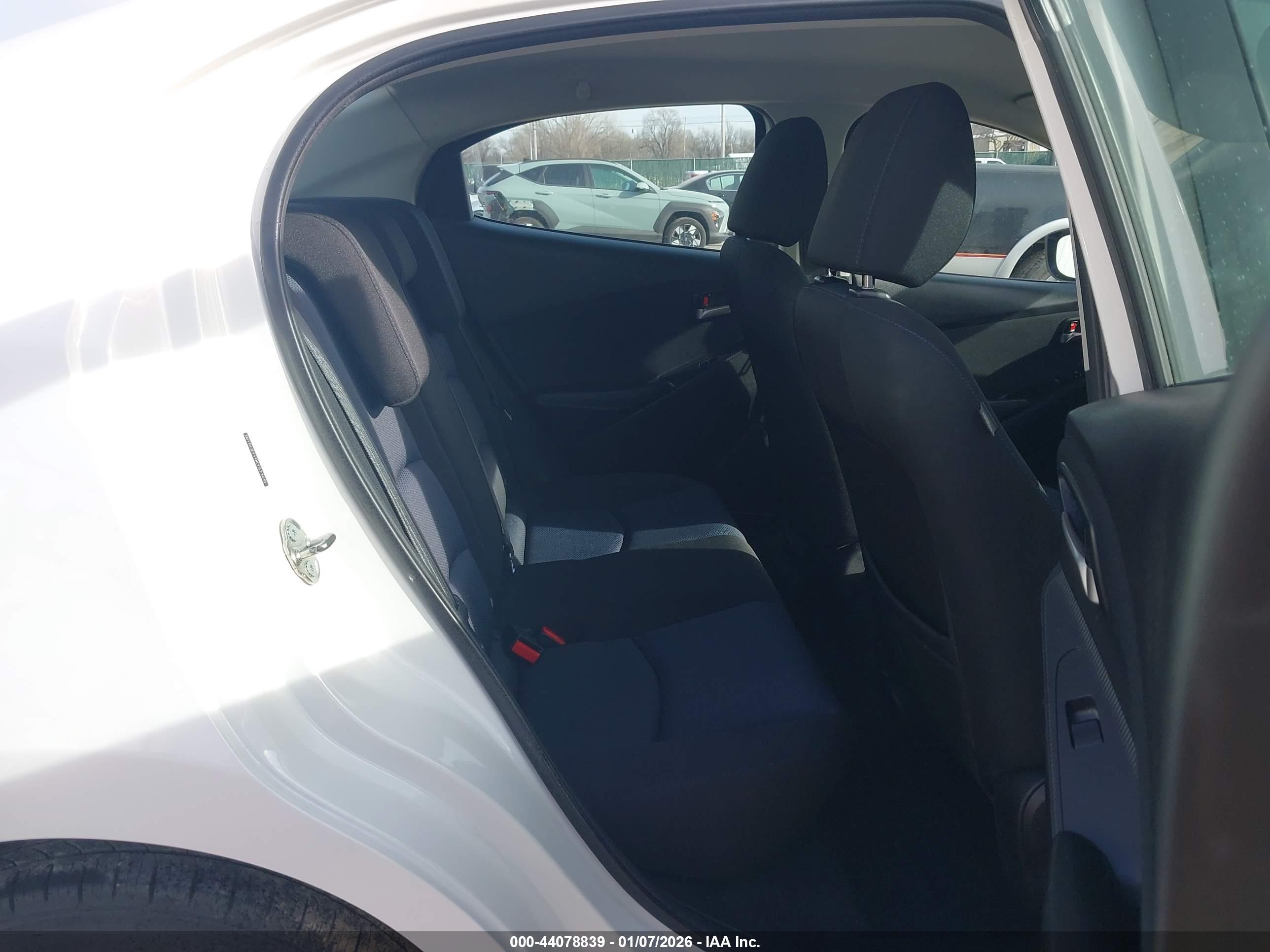 TOYOTA YARIS image 8