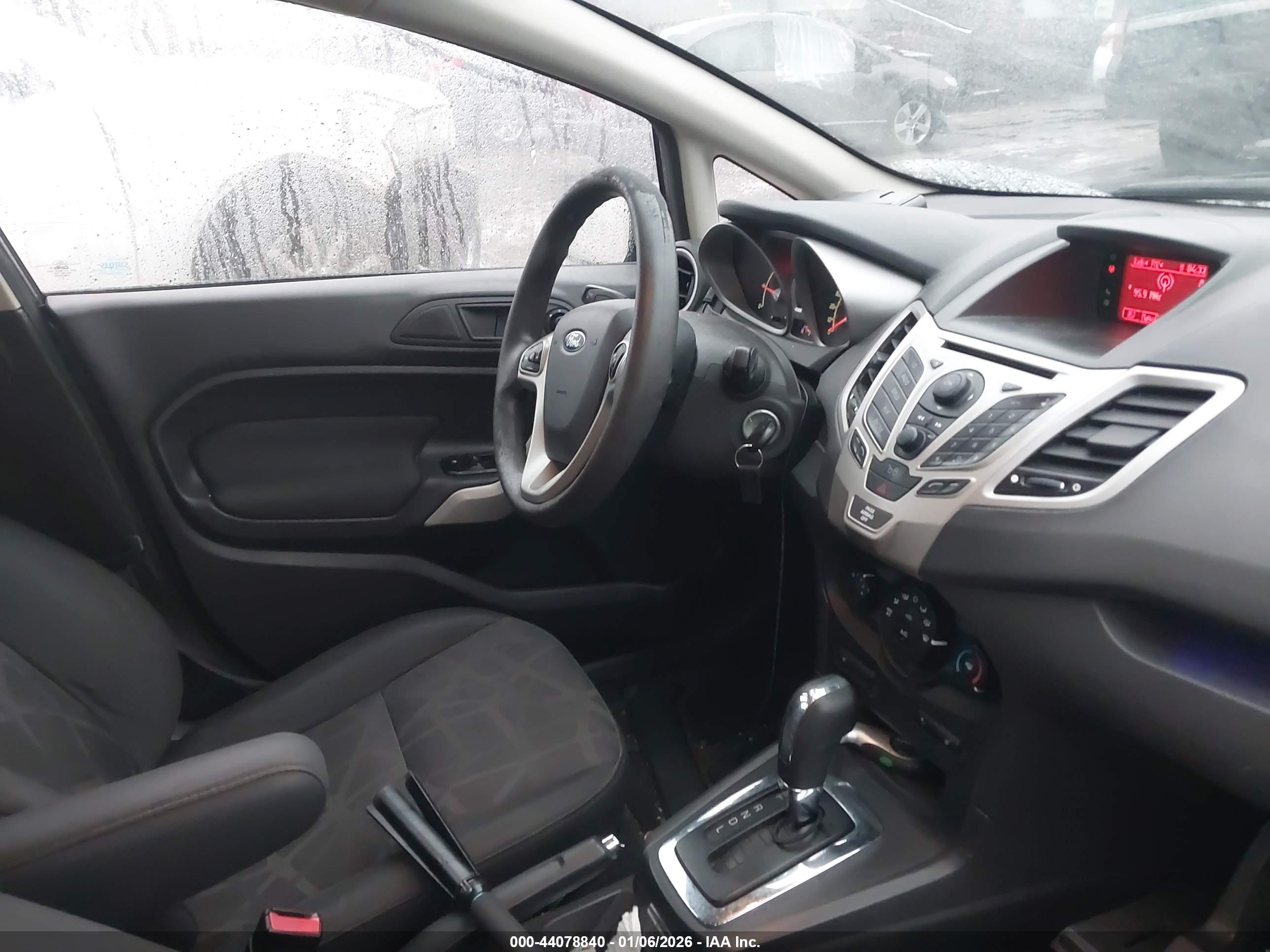 FORD FIESTA image 5