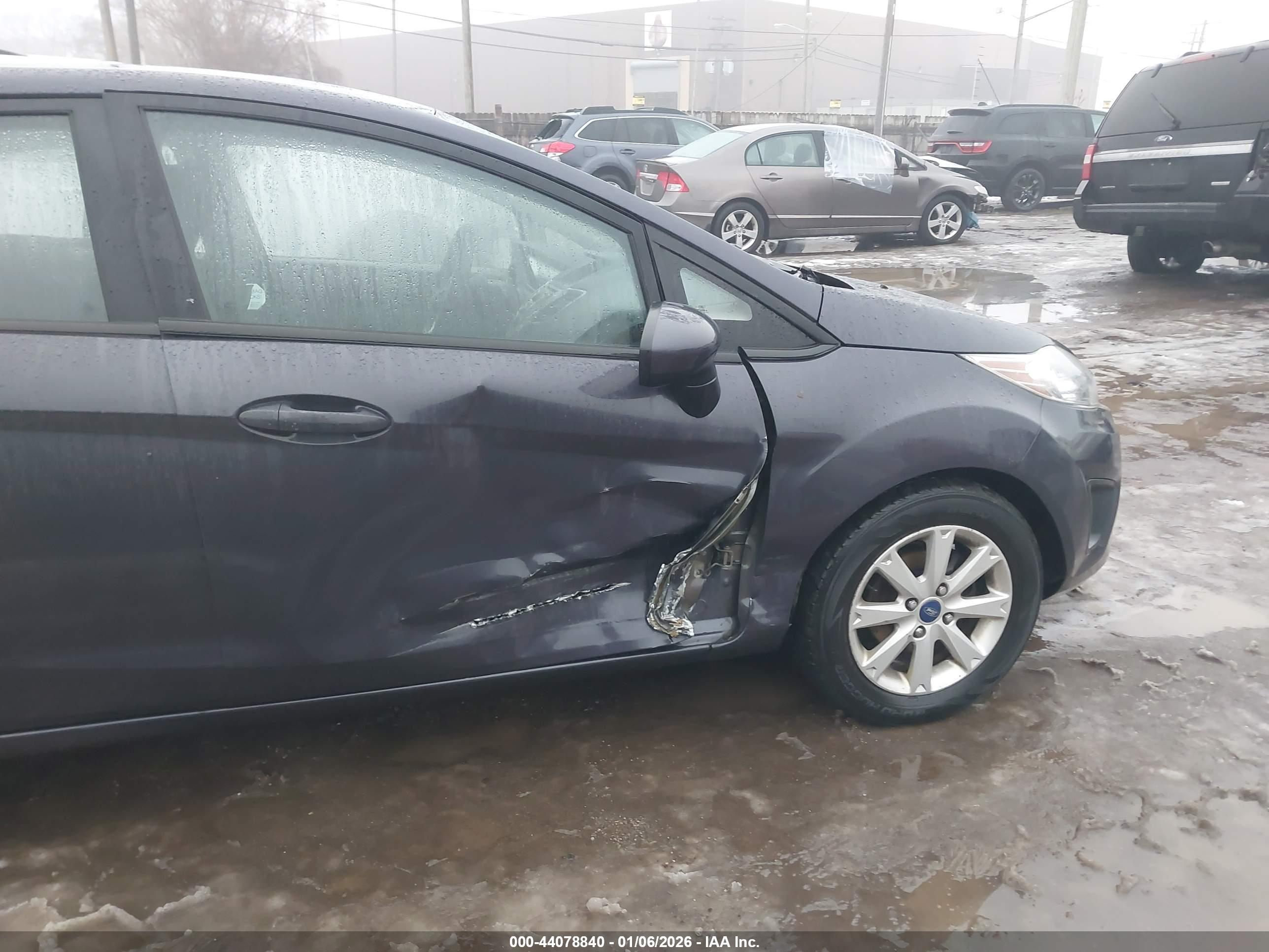 FORD FIESTA image 6