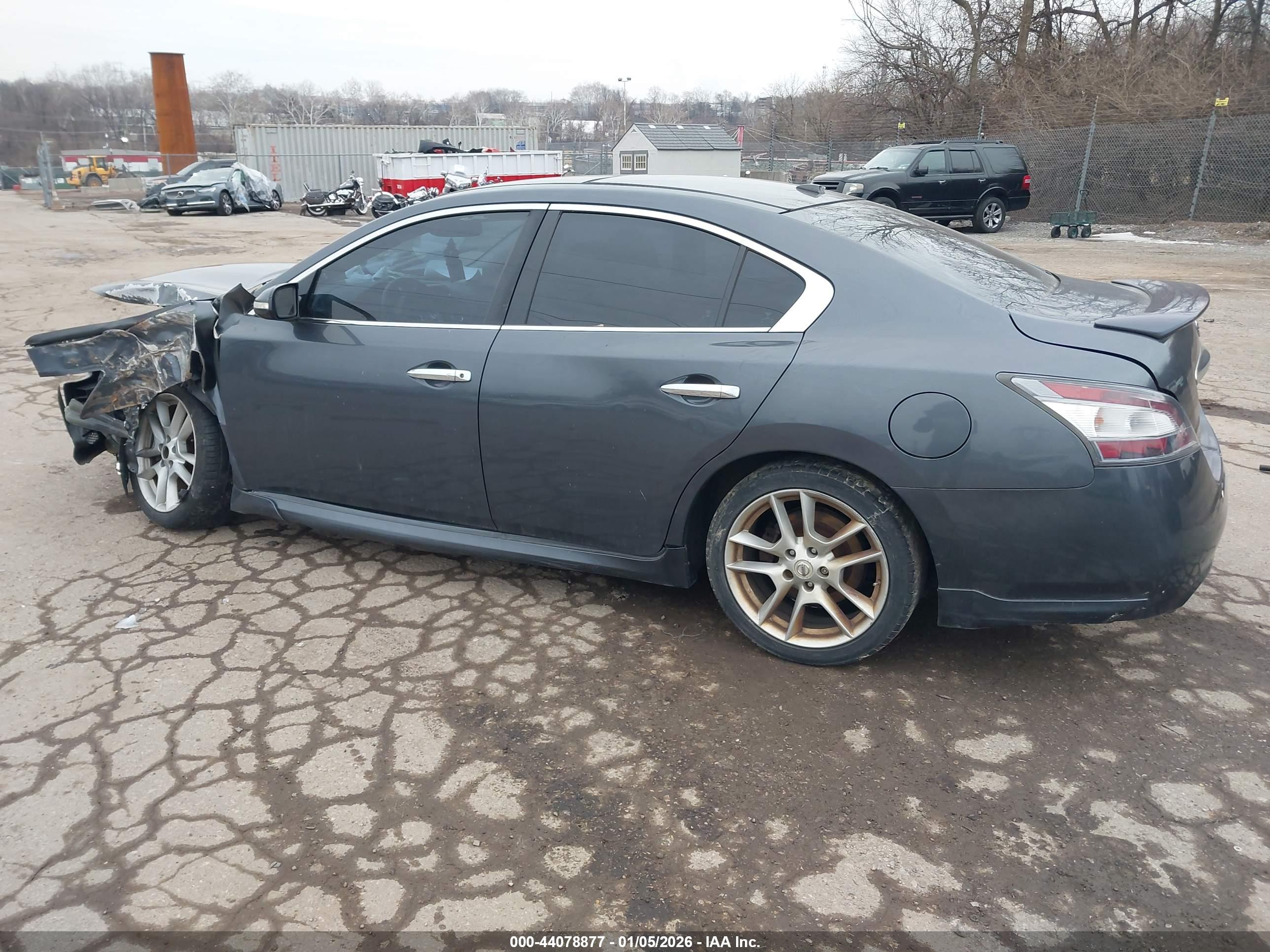 NISSAN MAXIMA image 3
